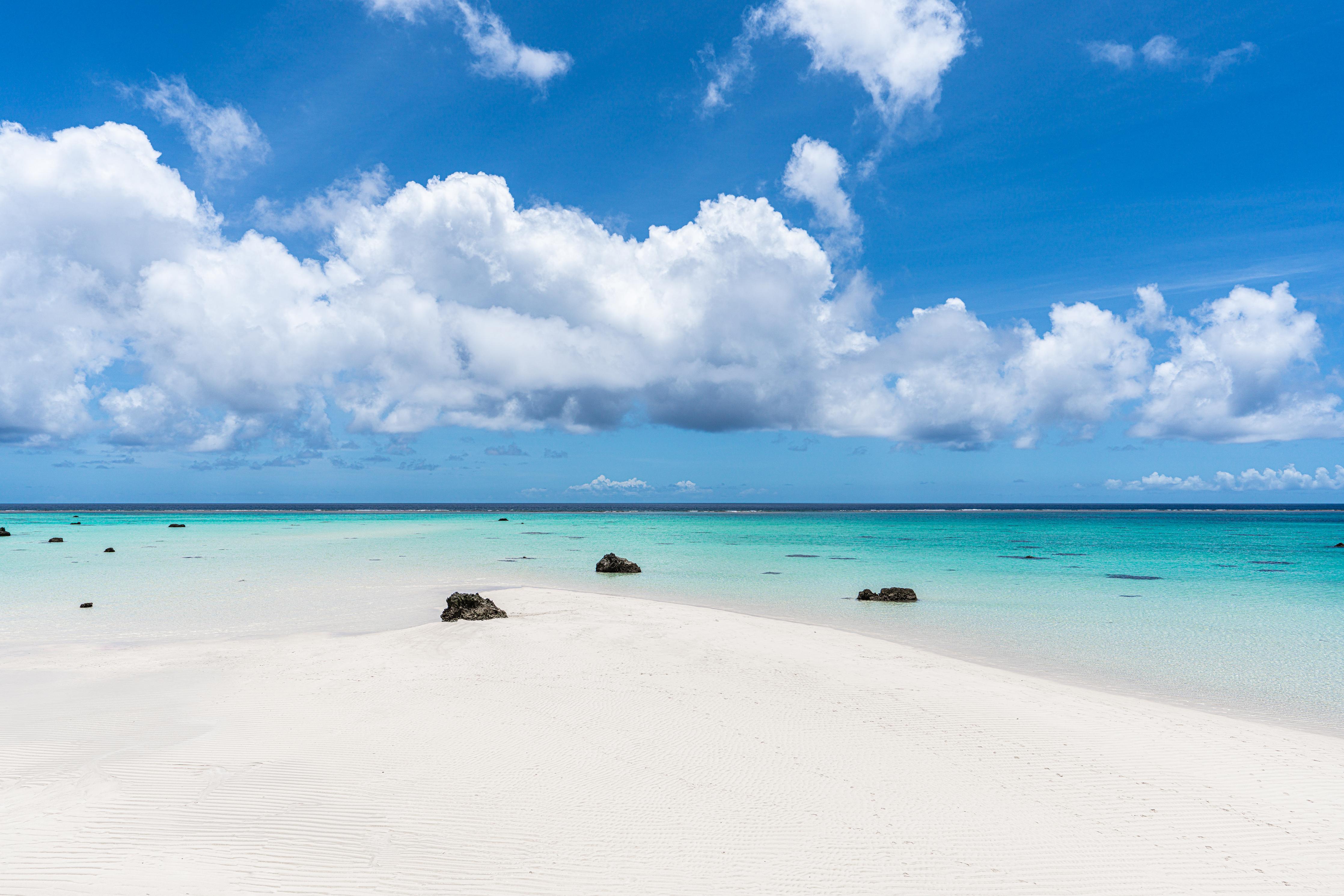 Küchenrückwand-Idyllischer tropischer Strand mit kristallklarem Wasser und Wolkenhimmel