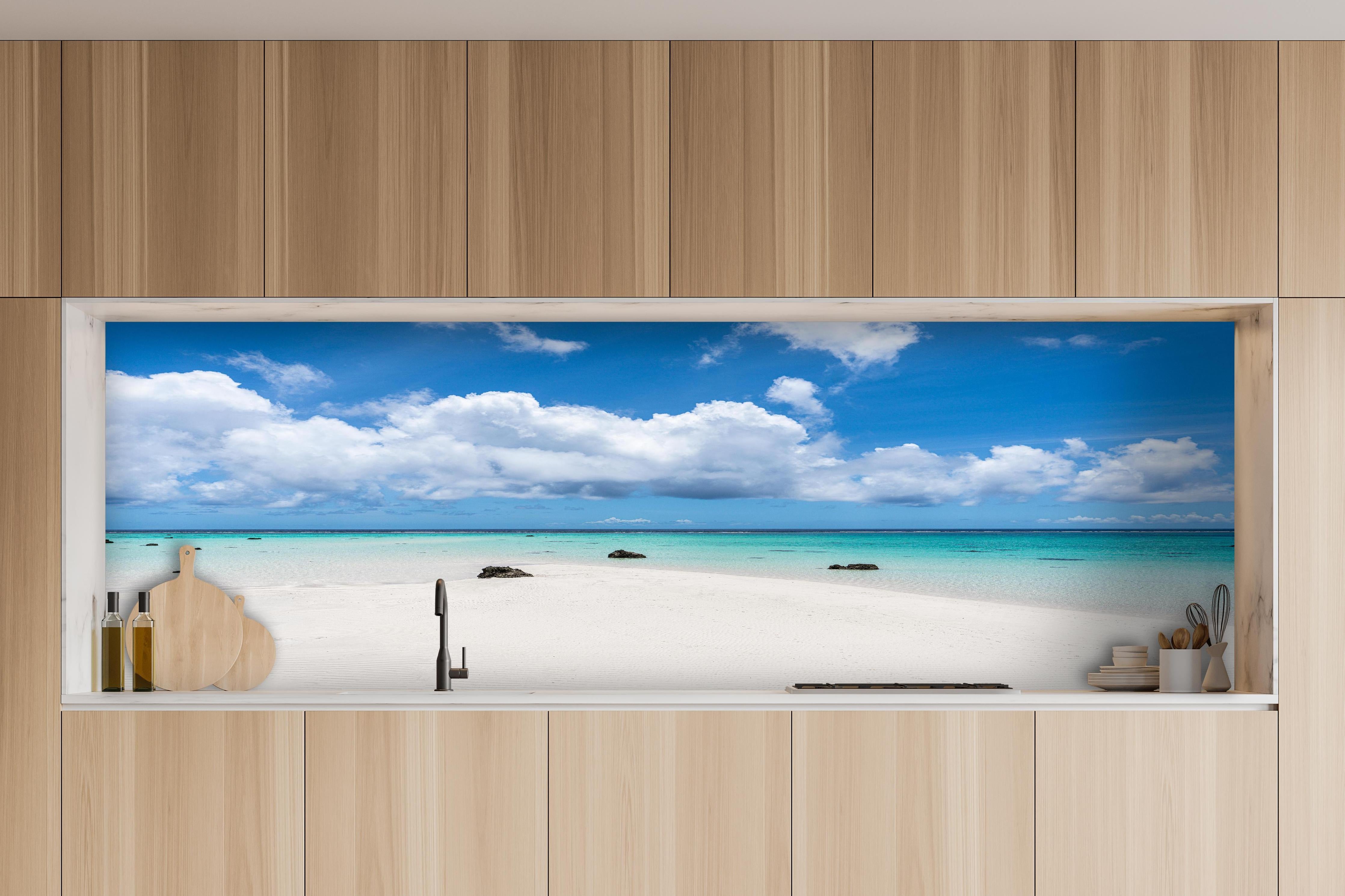 Küche - Idyllischer tropischer Strand mit kristallklarem Wasser und Wolkenhimmel hinter weißen Hochglanz-Küchenregalen und schwarzem Wasserhahn