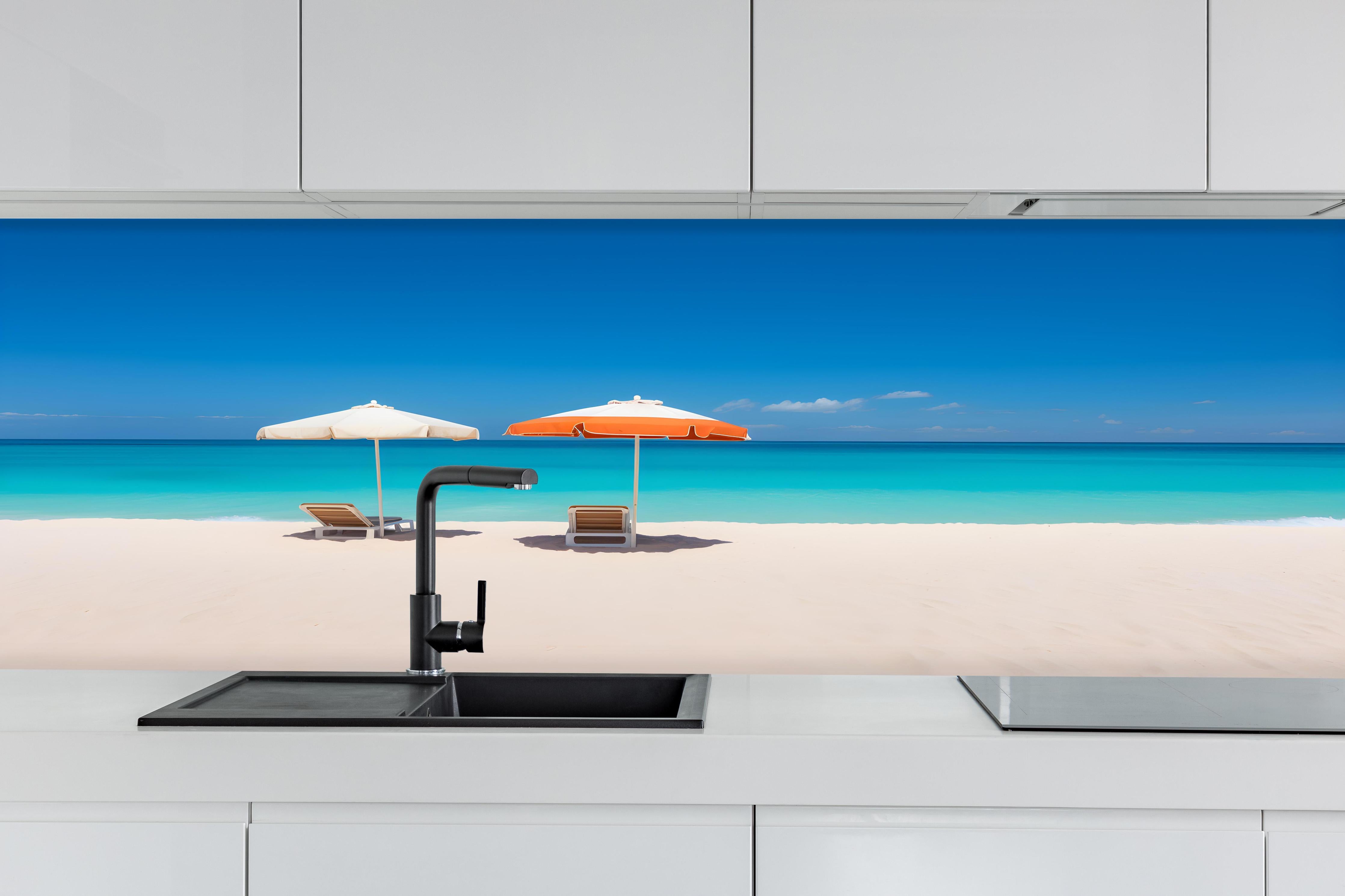 Küche - Idyllischer tropischer Strand mit weißen Sand und sonnigen Schirmen hinter weißen Hochglanz-Küchenregalen und schwarzem Wasserhahn
