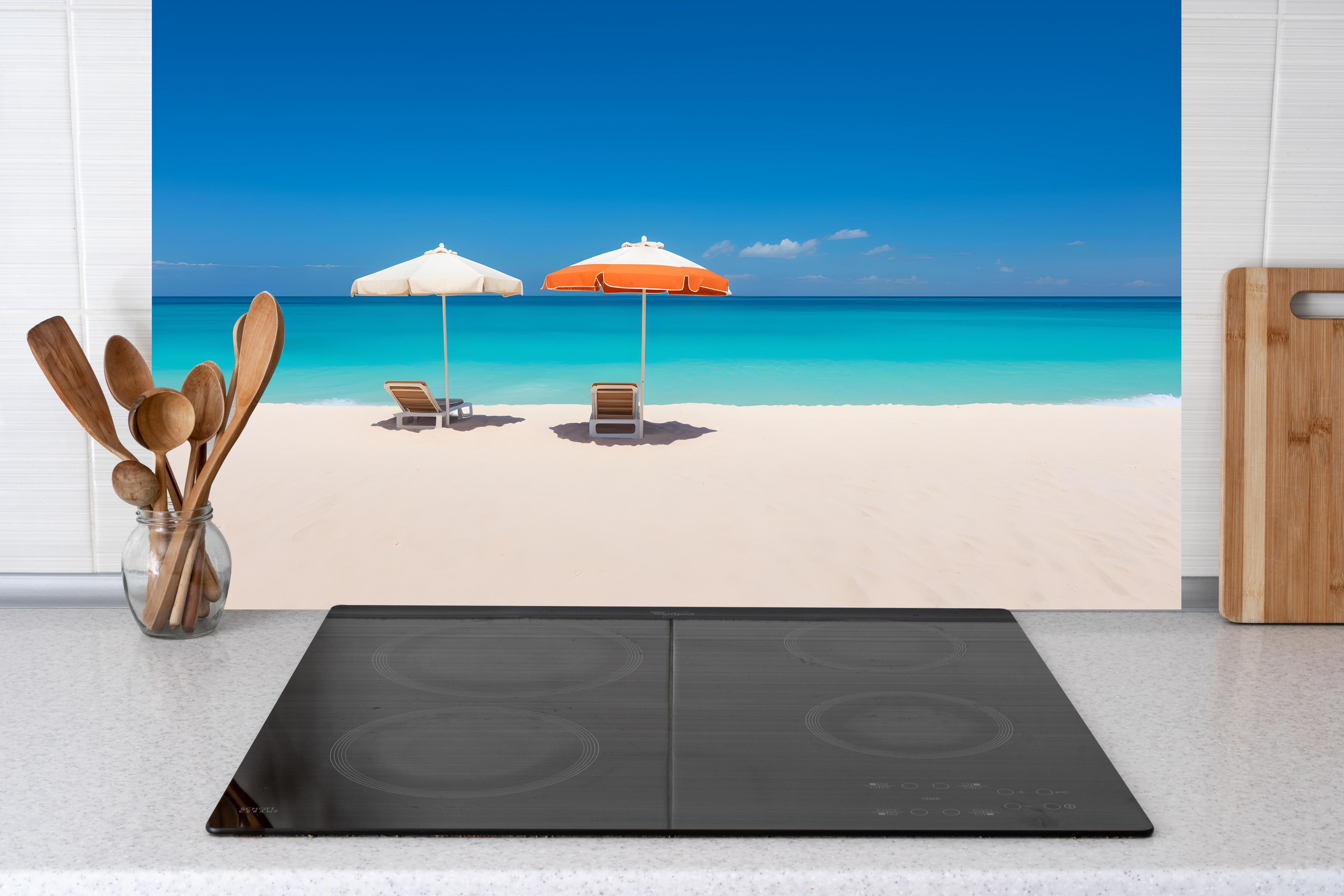 Küche - Idyllischer tropischer Strand mit weißen Sand und sonnigen Schirmen hinter weißen Hochglanz-Küchenregalen und schwarzem Wasserhahn