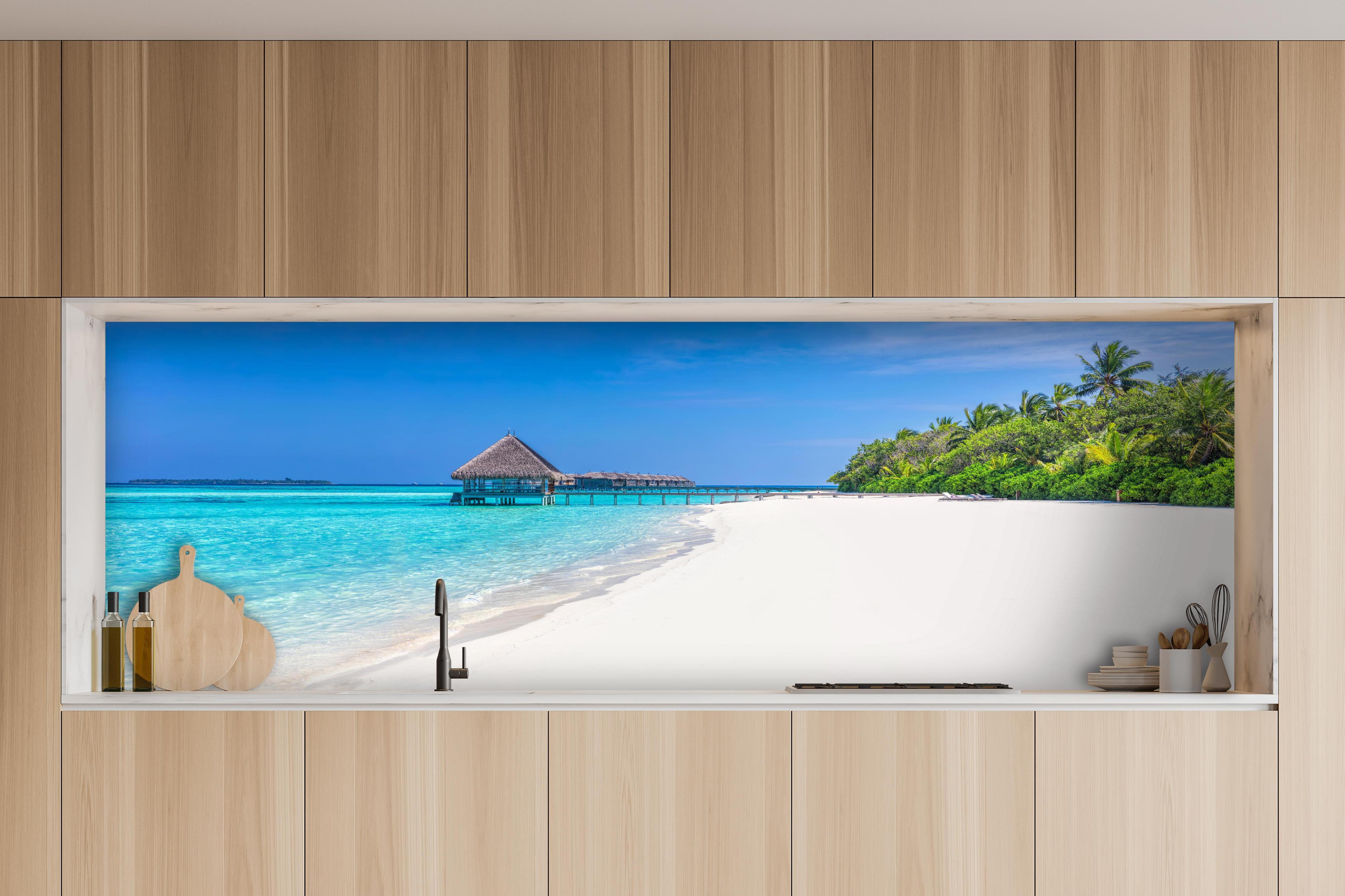 Küche - Idyllisches tropisches Paradies mit türkisblauem Wasser und weißem Sandstrand hinter weißen Hochglanz-Küchenregalen und schwarzem Wasserhahn