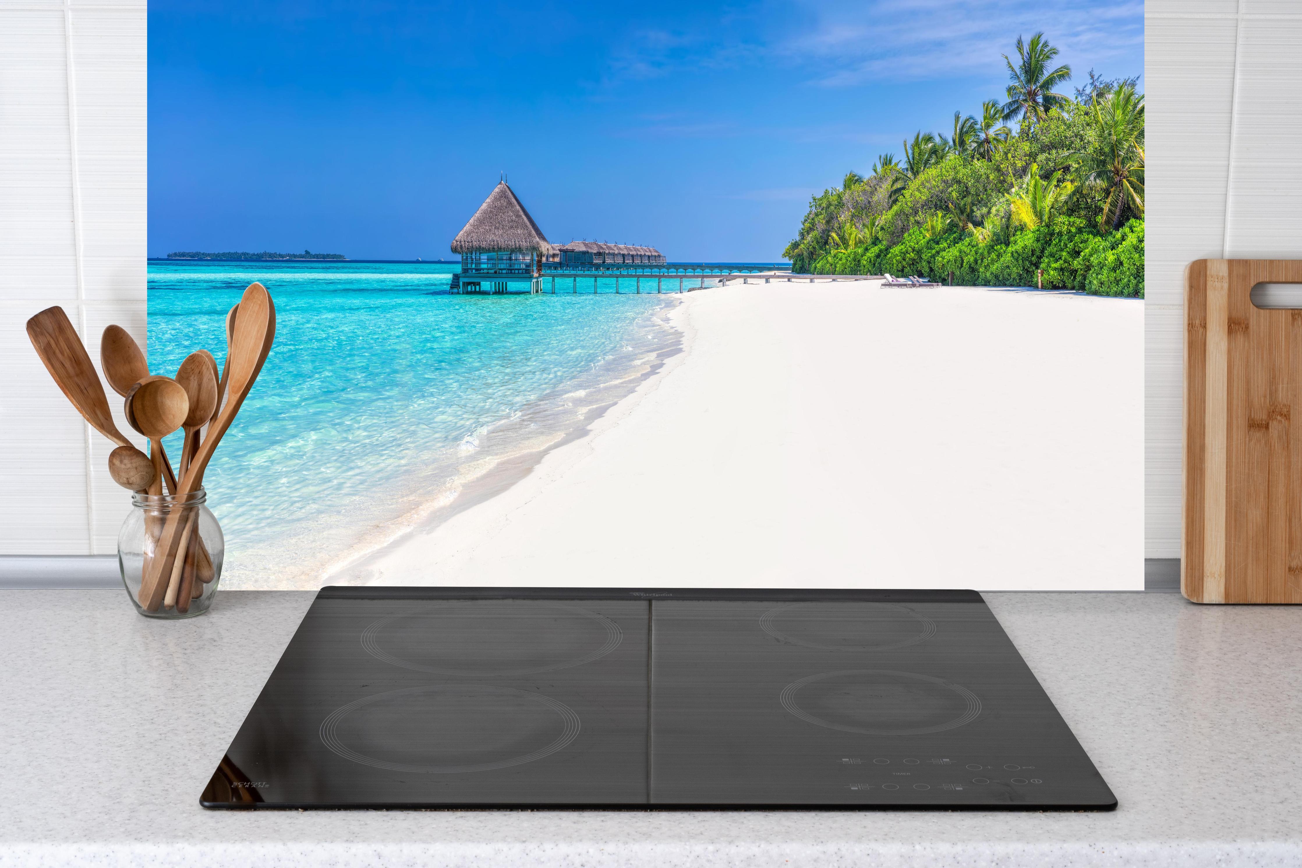 Küche - Idyllisches tropisches Paradies mit türkisblauem Wasser und weißem Sandstrand hinter weißen Hochglanz-Küchenregalen und schwarzem Wasserhahn