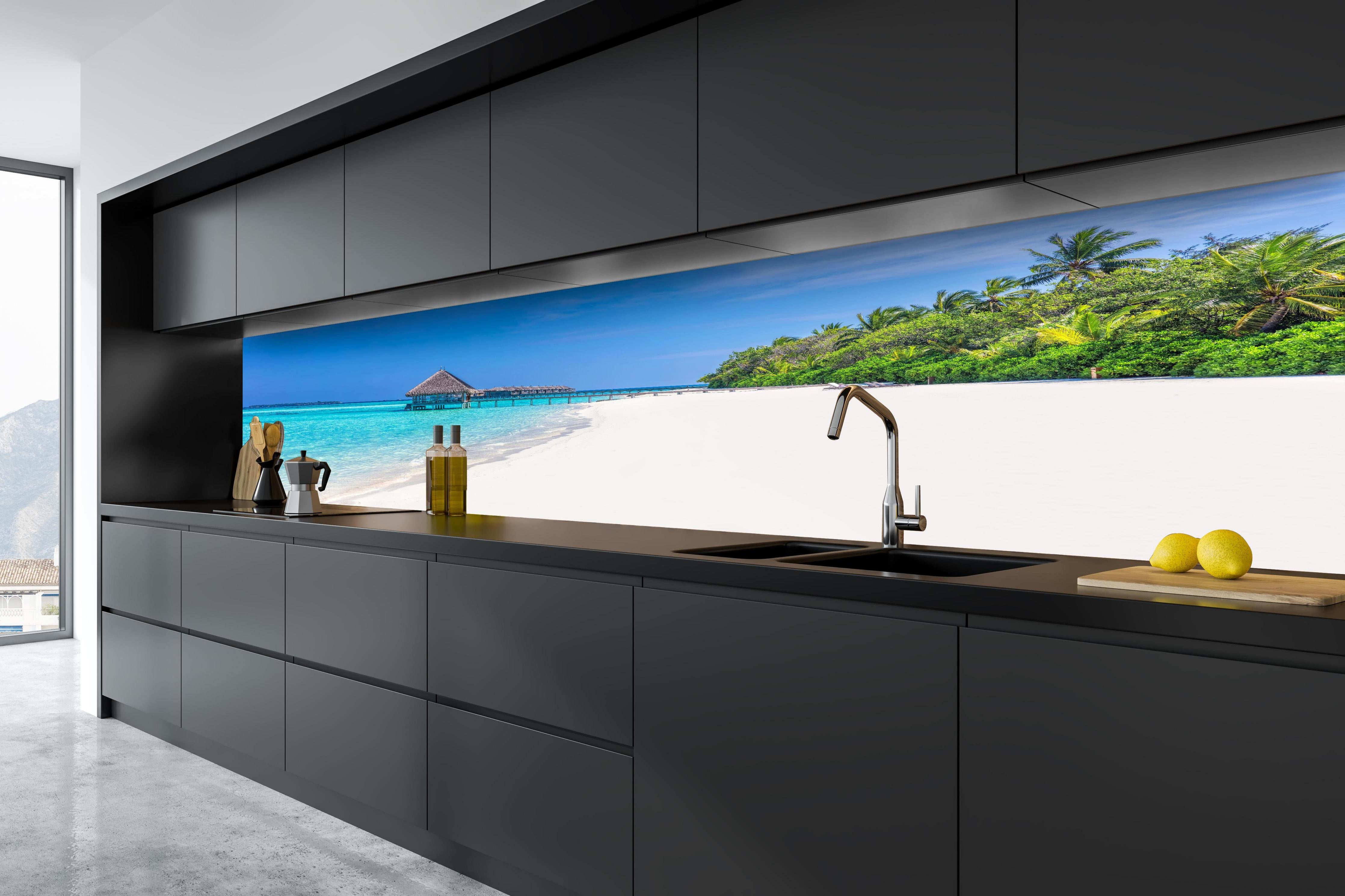 Küche - Idyllisches tropisches Paradies mit türkisblauem Wasser und weißem Sandstrand hinter weißen Hochglanz-Küchenregalen und schwarzem Wasserhahn