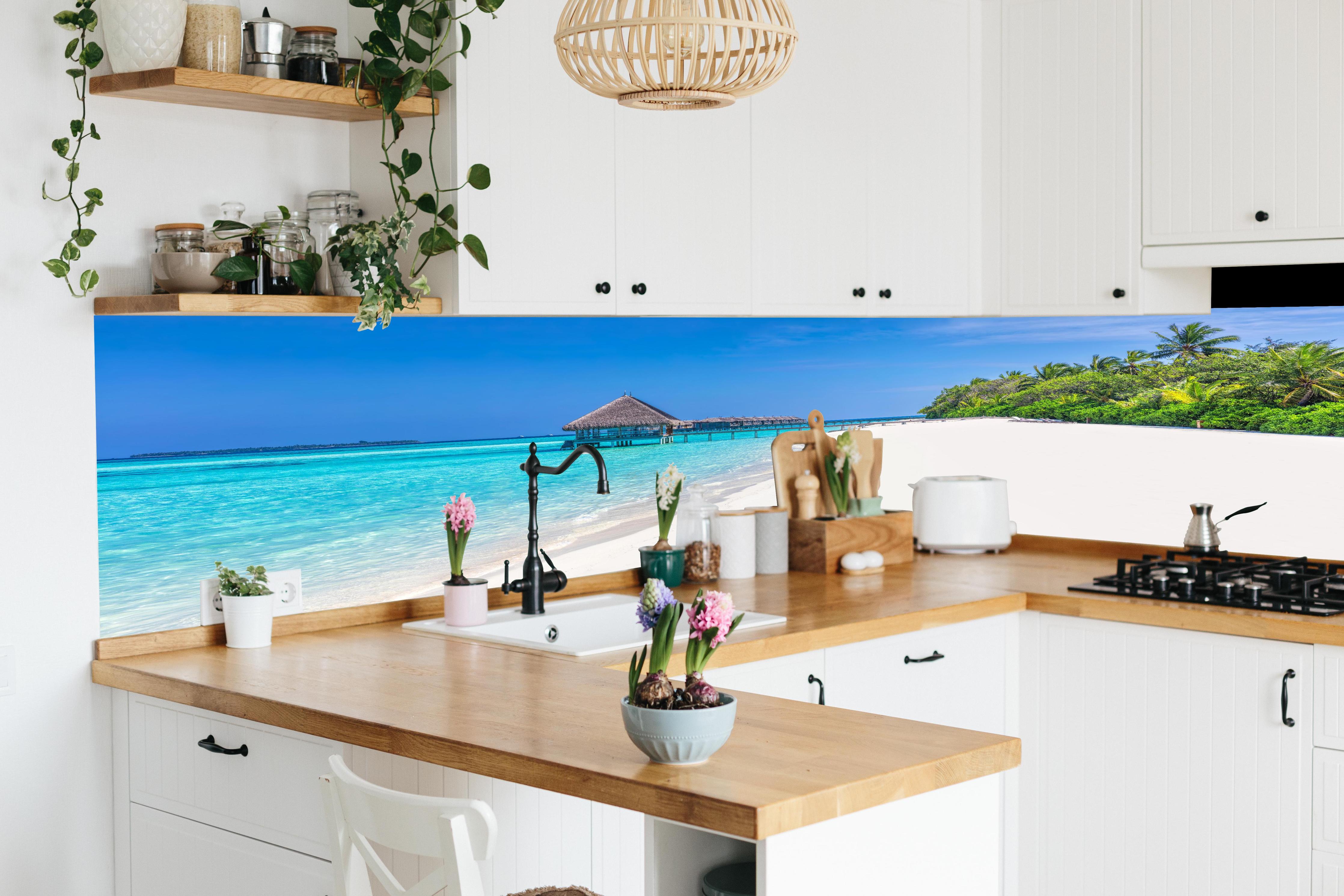 Küche - Idyllisches tropisches Paradies mit türkisblauem Wasser und weißem Sandstrand hinter weißen Hochglanz-Küchenregalen und schwarzem Wasserhahn