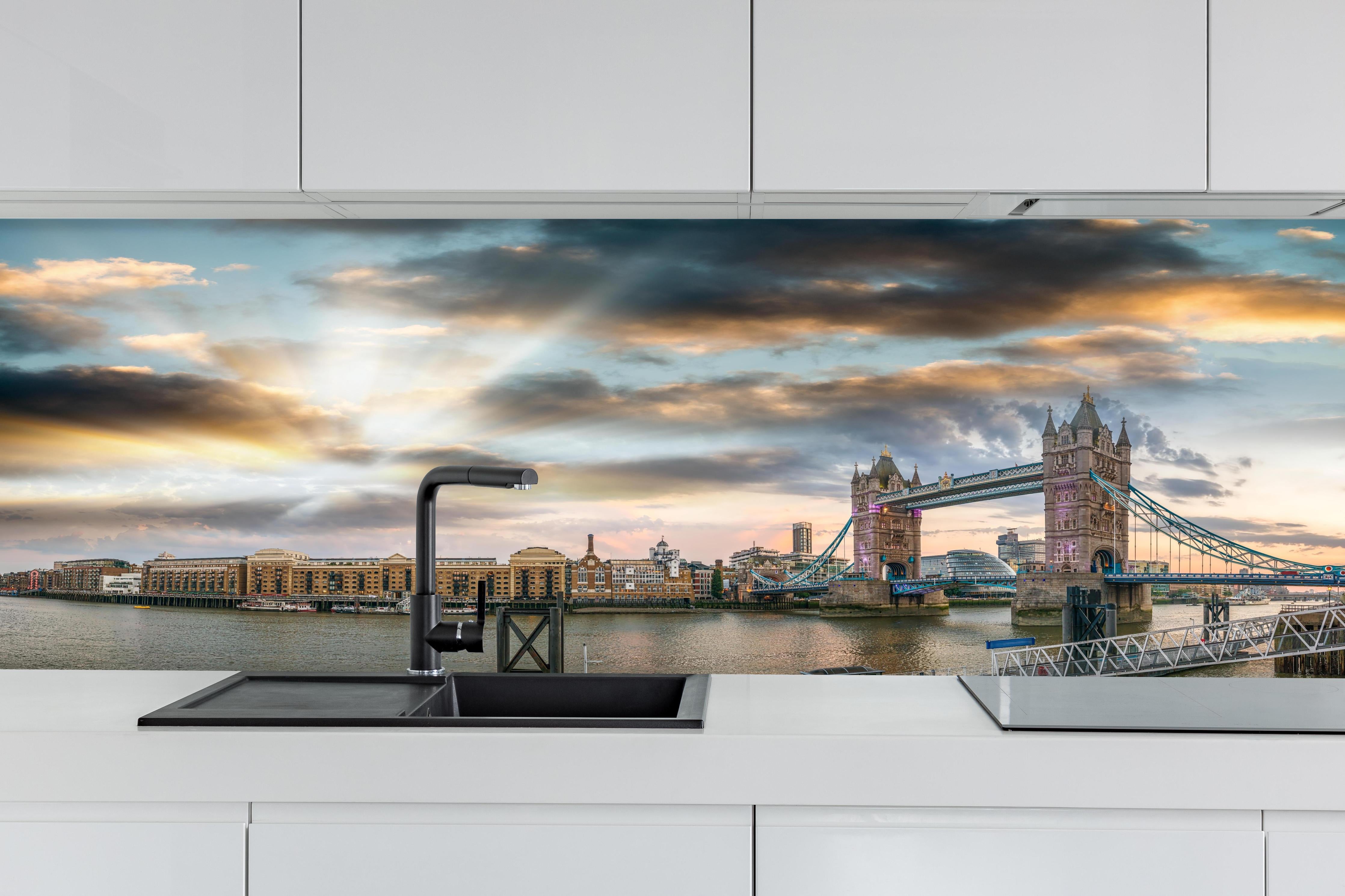 Küche - Ikonische Tower Bridge in London hinter weißen Hochglanz-Küchenregalen und schwarzem Wasserhahn