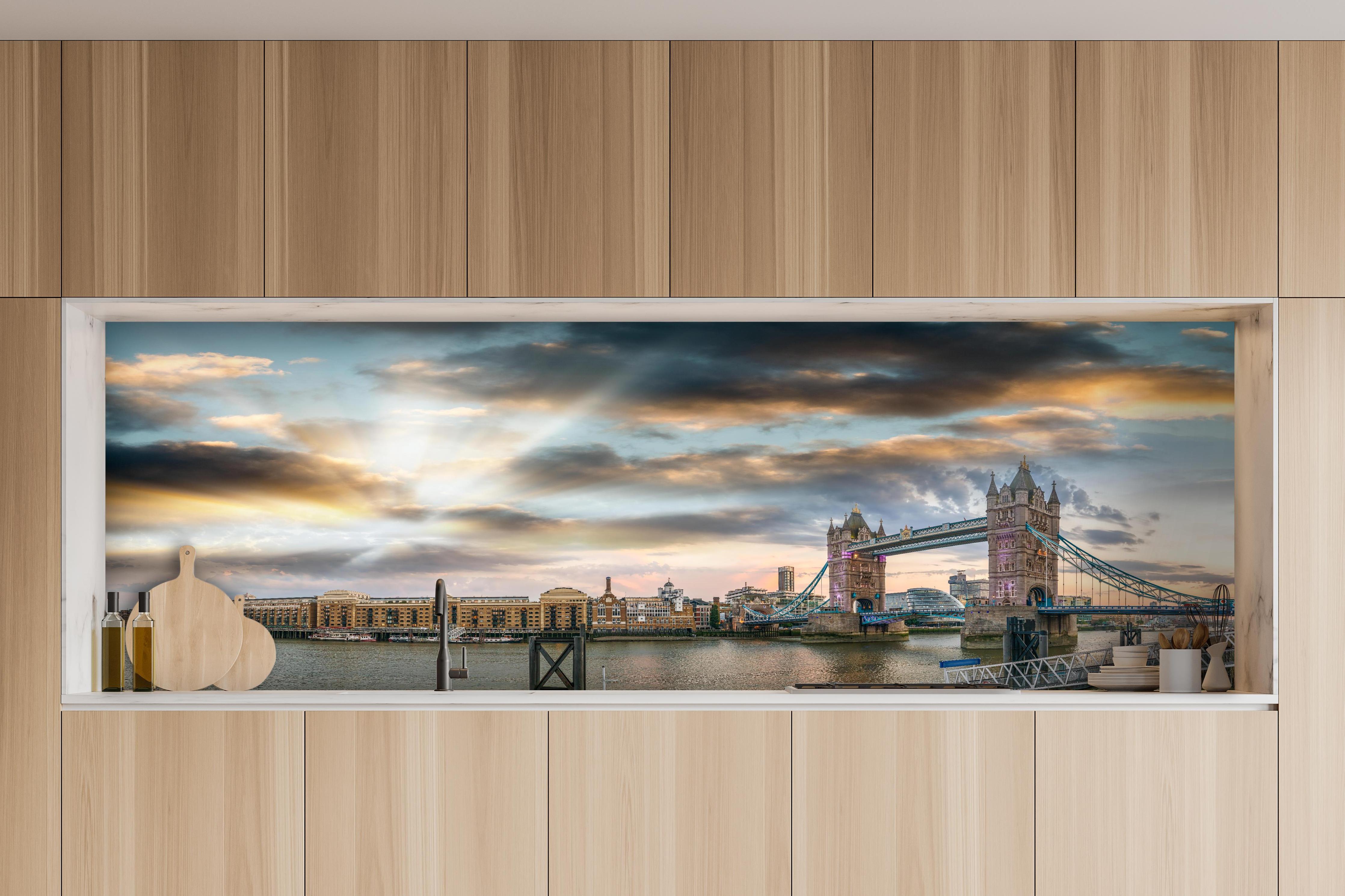 Küche - Ikonische Tower Bridge in London hinter weißen Hochglanz-Küchenregalen und schwarzem Wasserhahn