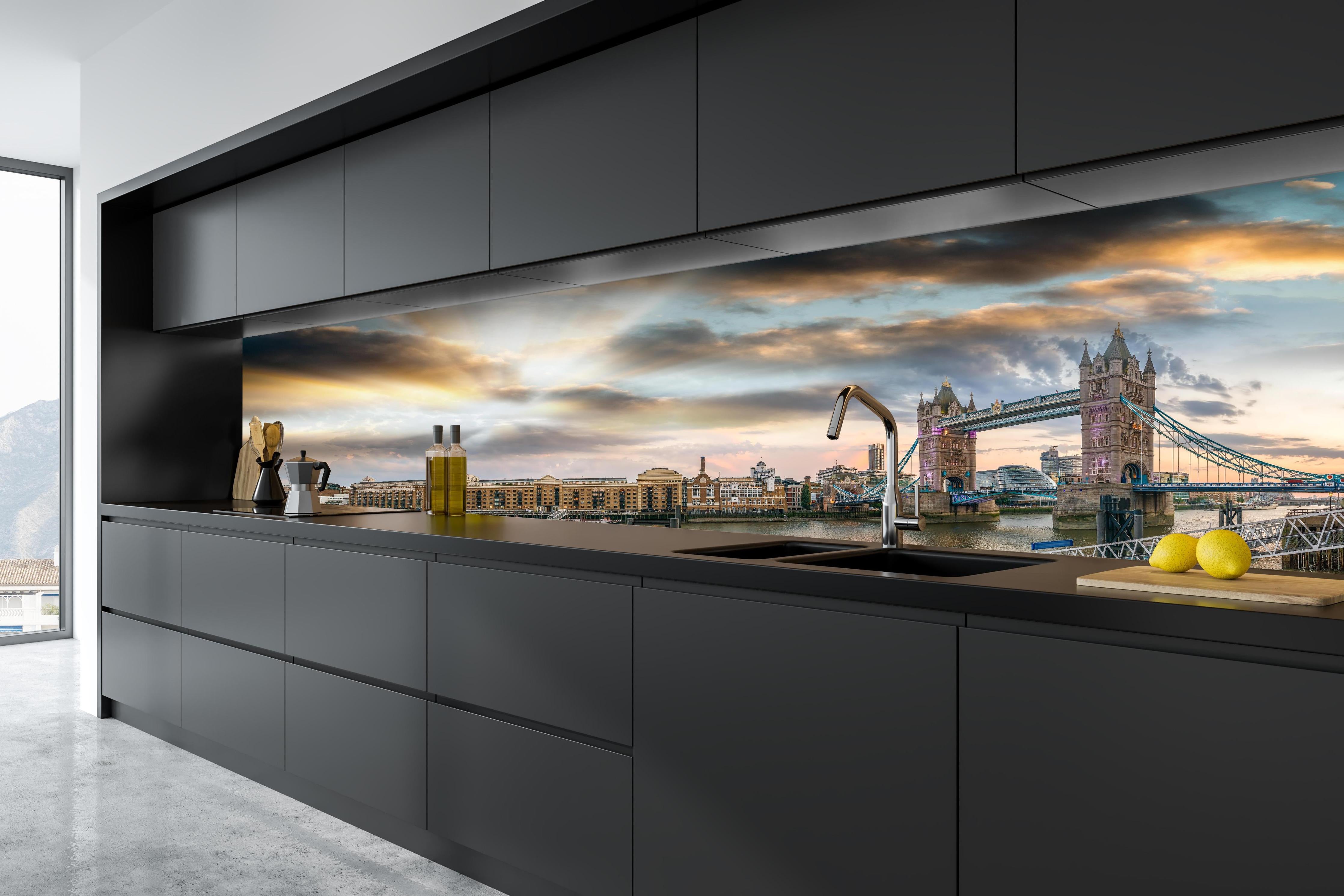 Küche - Ikonische Tower Bridge in London hinter weißen Hochglanz-Küchenregalen und schwarzem Wasserhahn
