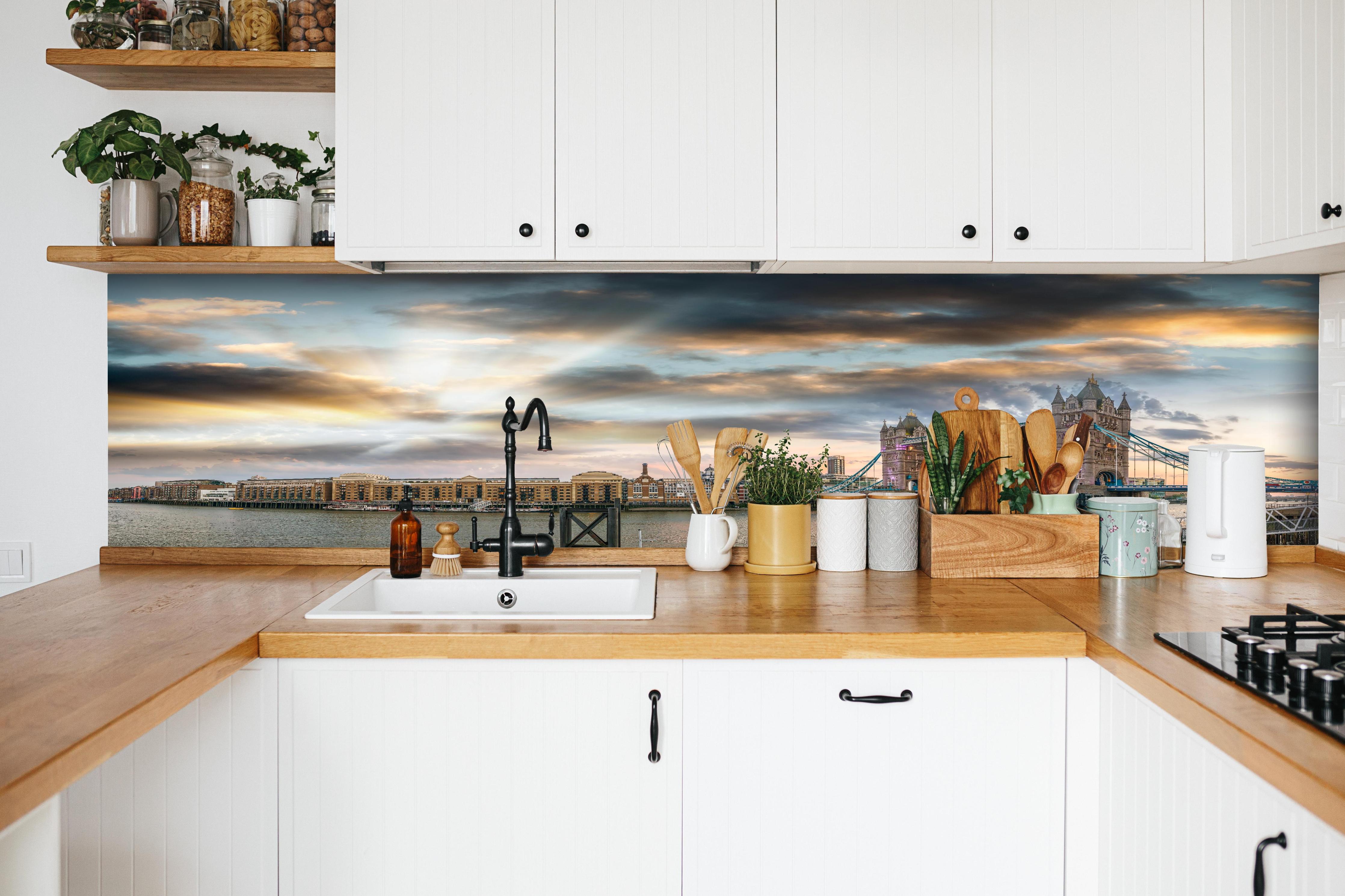 Küche - Ikonische Tower Bridge in London hinter weißen Hochglanz-Küchenregalen und schwarzem Wasserhahn
