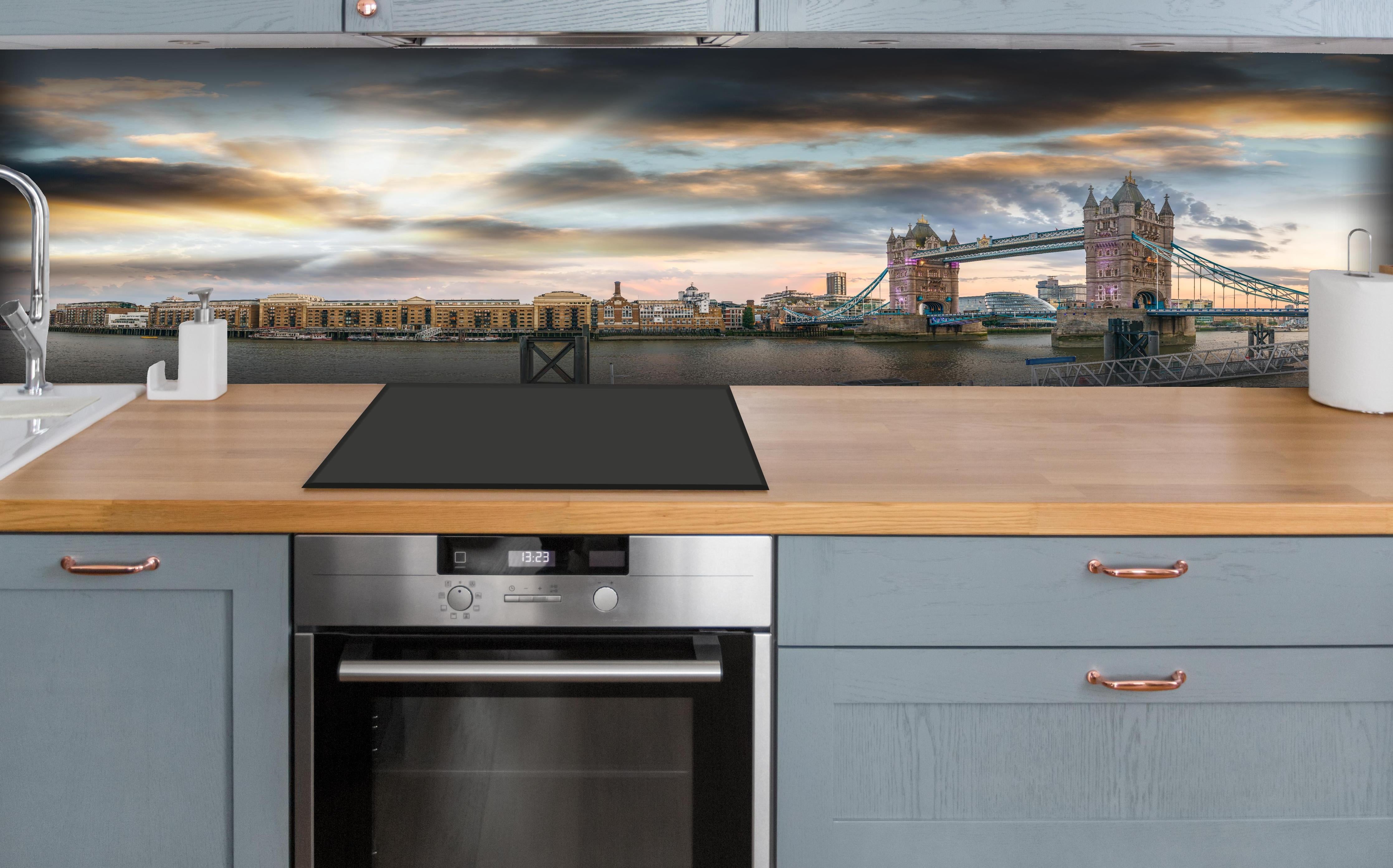 Küche - Ikonische Tower Bridge in London hinter weißen Hochglanz-Küchenregalen und schwarzem Wasserhahn