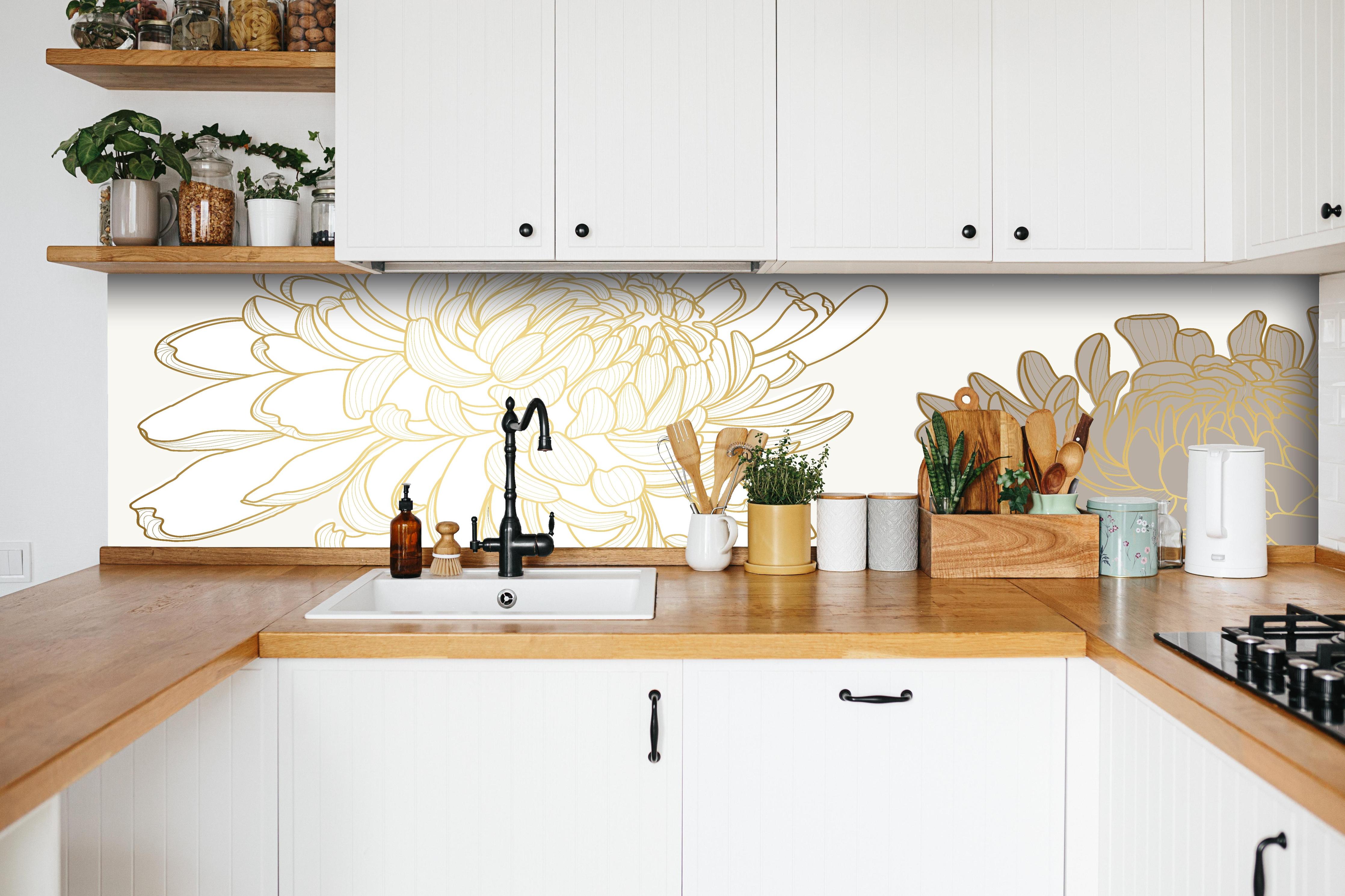 Küche - Illustrative Chrysantheme in Weiß-Beige hinter weißen Hochglanz-Küchenregalen und schwarzem Wasserhahn