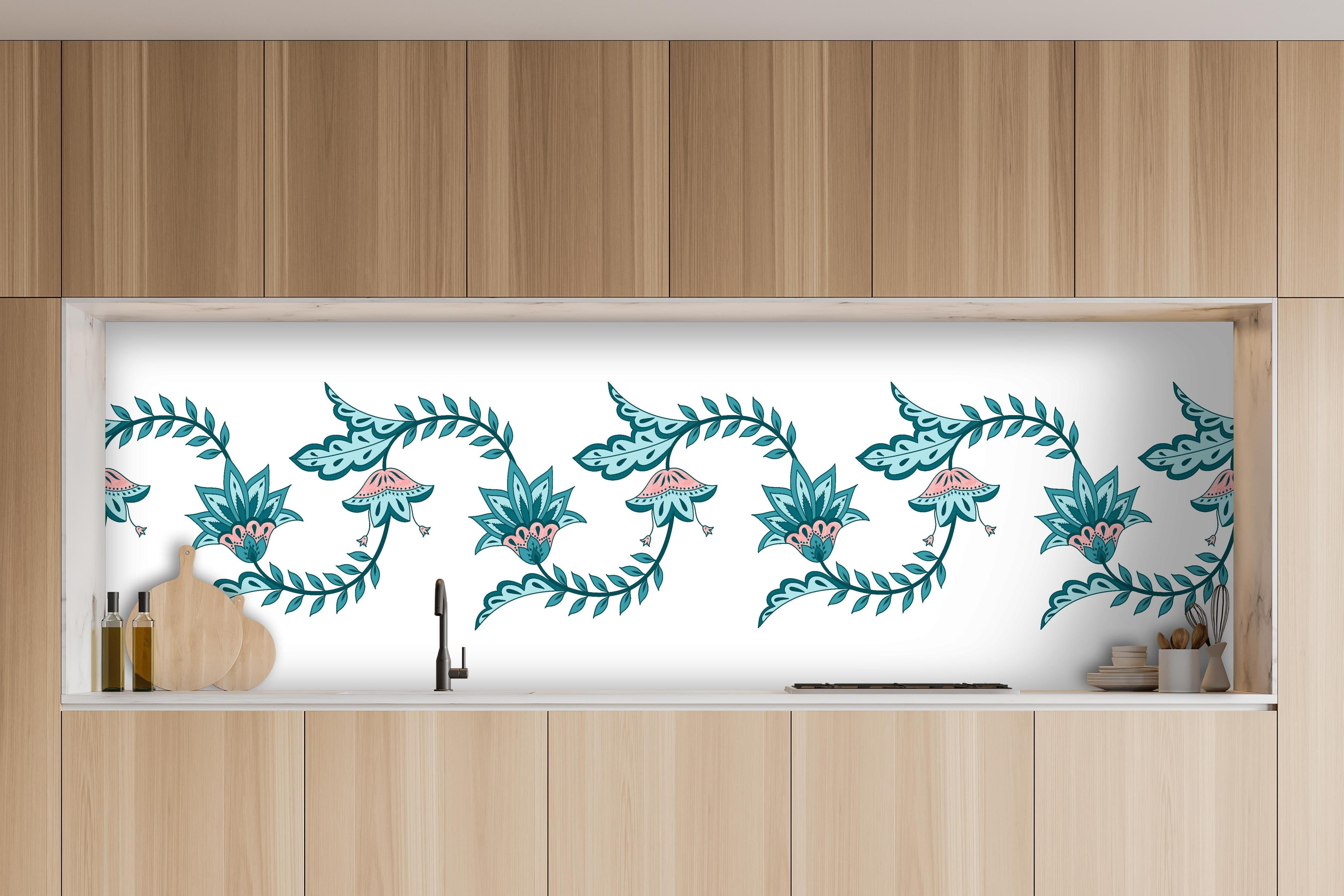 Küche - Indischer Blumen-Chintz Paisley Vektor-Rand hinter weißen Hochglanz-Küchenregalen und schwarzem Wasserhahn