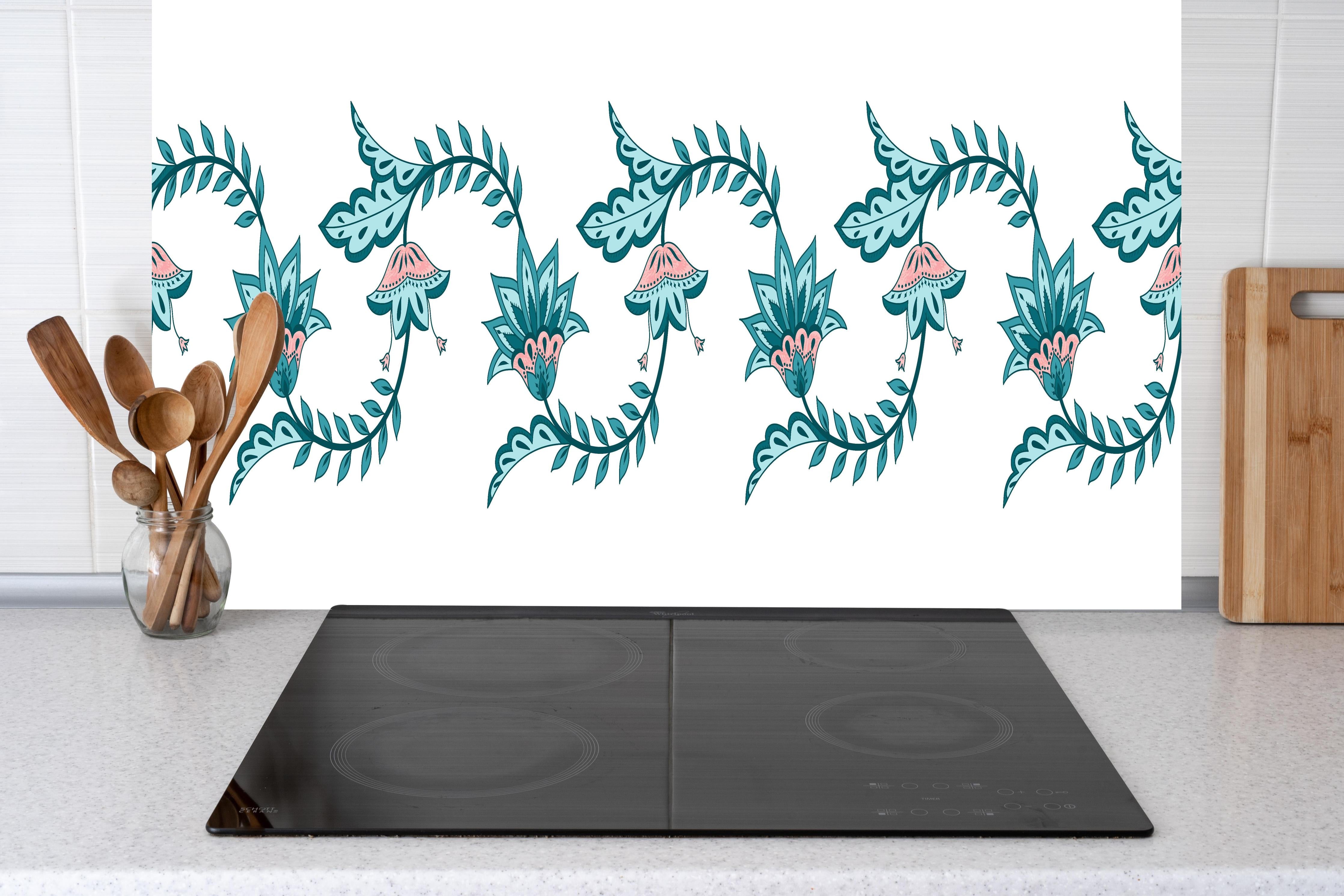 Küche - Indischer Blumen-Chintz Paisley Vektor-Rand hinter weißen Hochglanz-Küchenregalen und schwarzem Wasserhahn