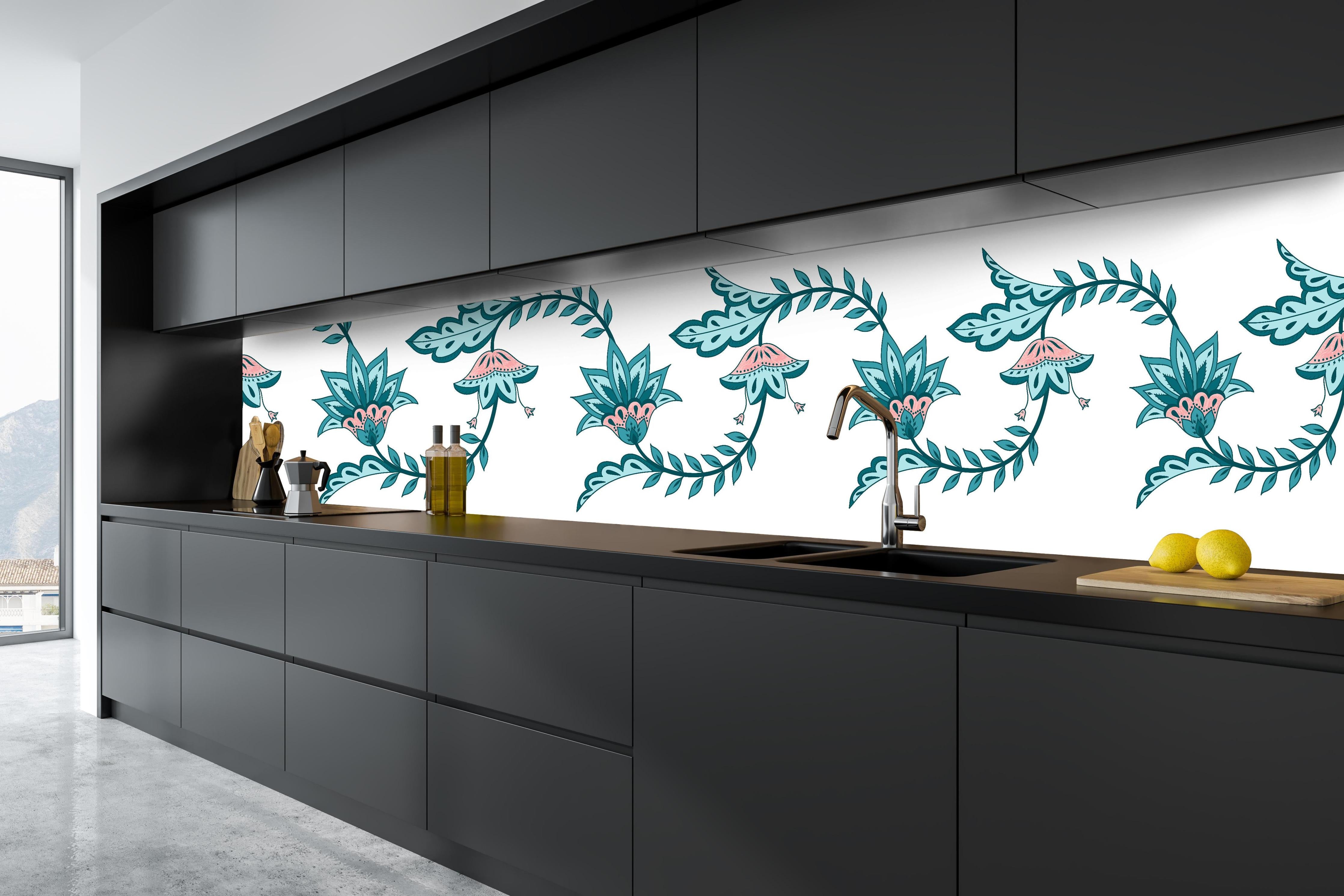 Küche - Indischer Blumen-Chintz Paisley Vektor-Rand hinter weißen Hochglanz-Küchenregalen und schwarzem Wasserhahn