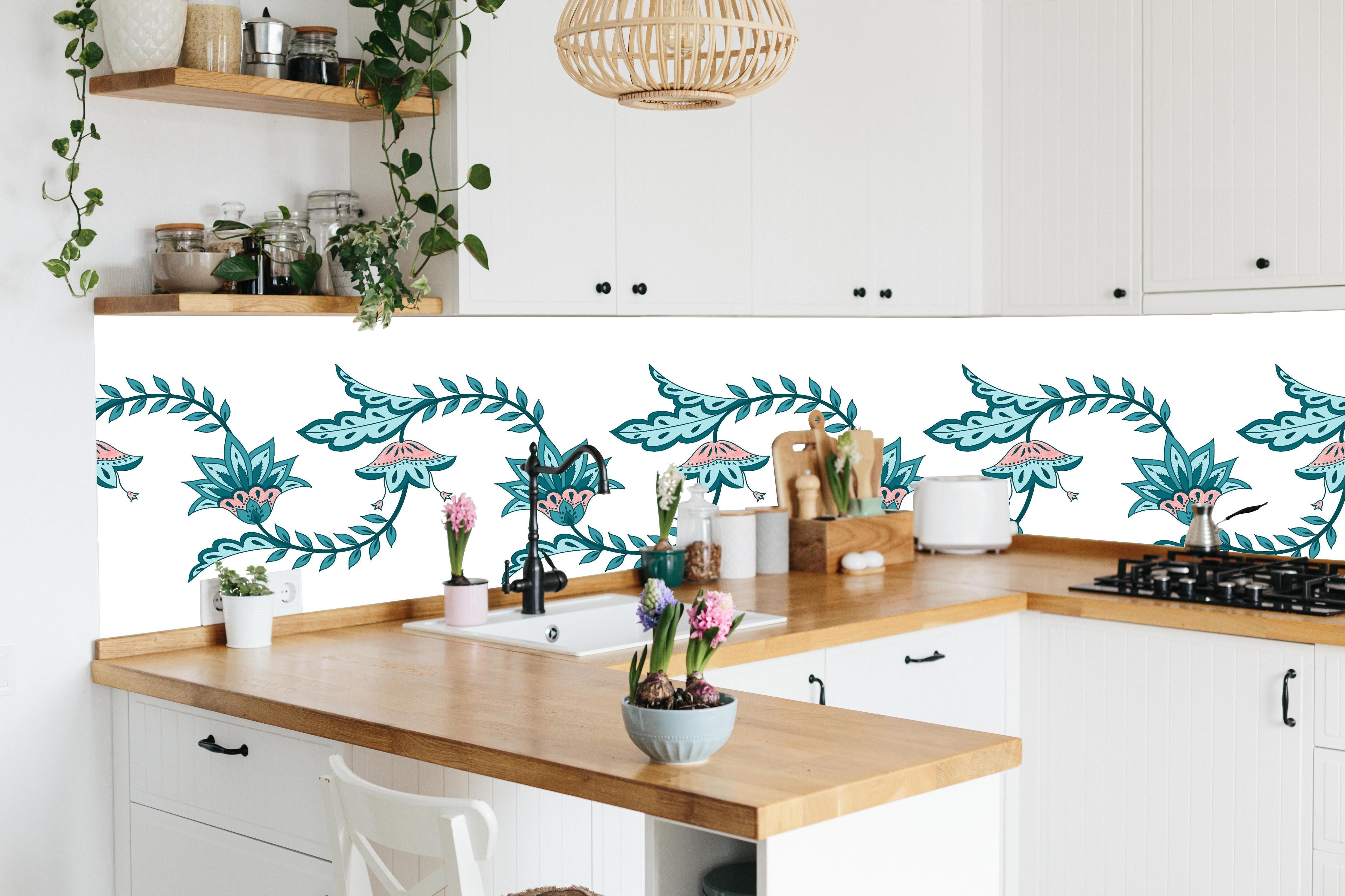 Küche - Indischer Blumen-Chintz Paisley Vektor-Rand hinter weißen Hochglanz-Küchenregalen und schwarzem Wasserhahn