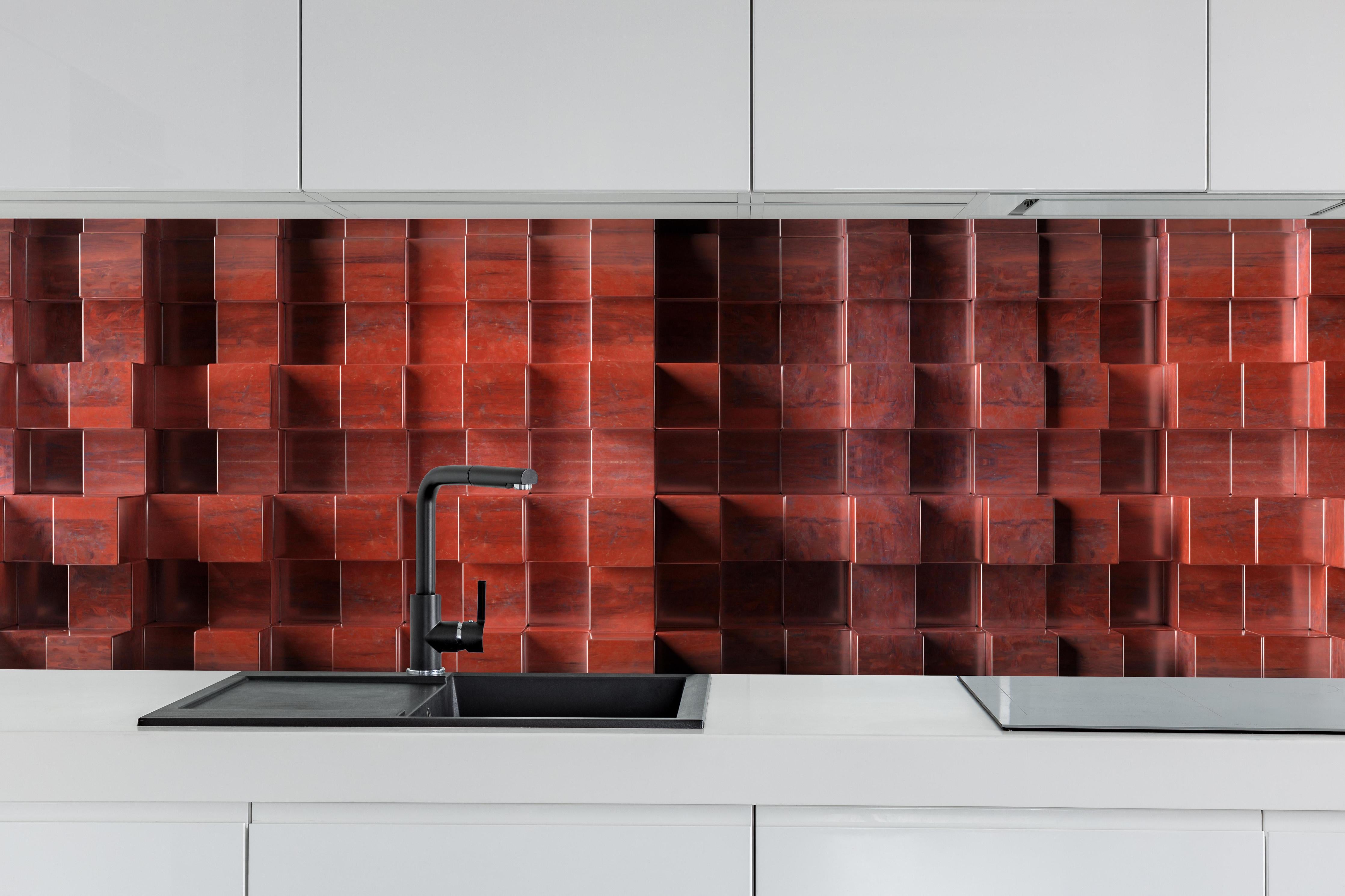 Küche - Industrielle rostige Metallwürfel Struktur hinter weißen Hochglanz-Küchenregalen und schwarzem Wasserhahn