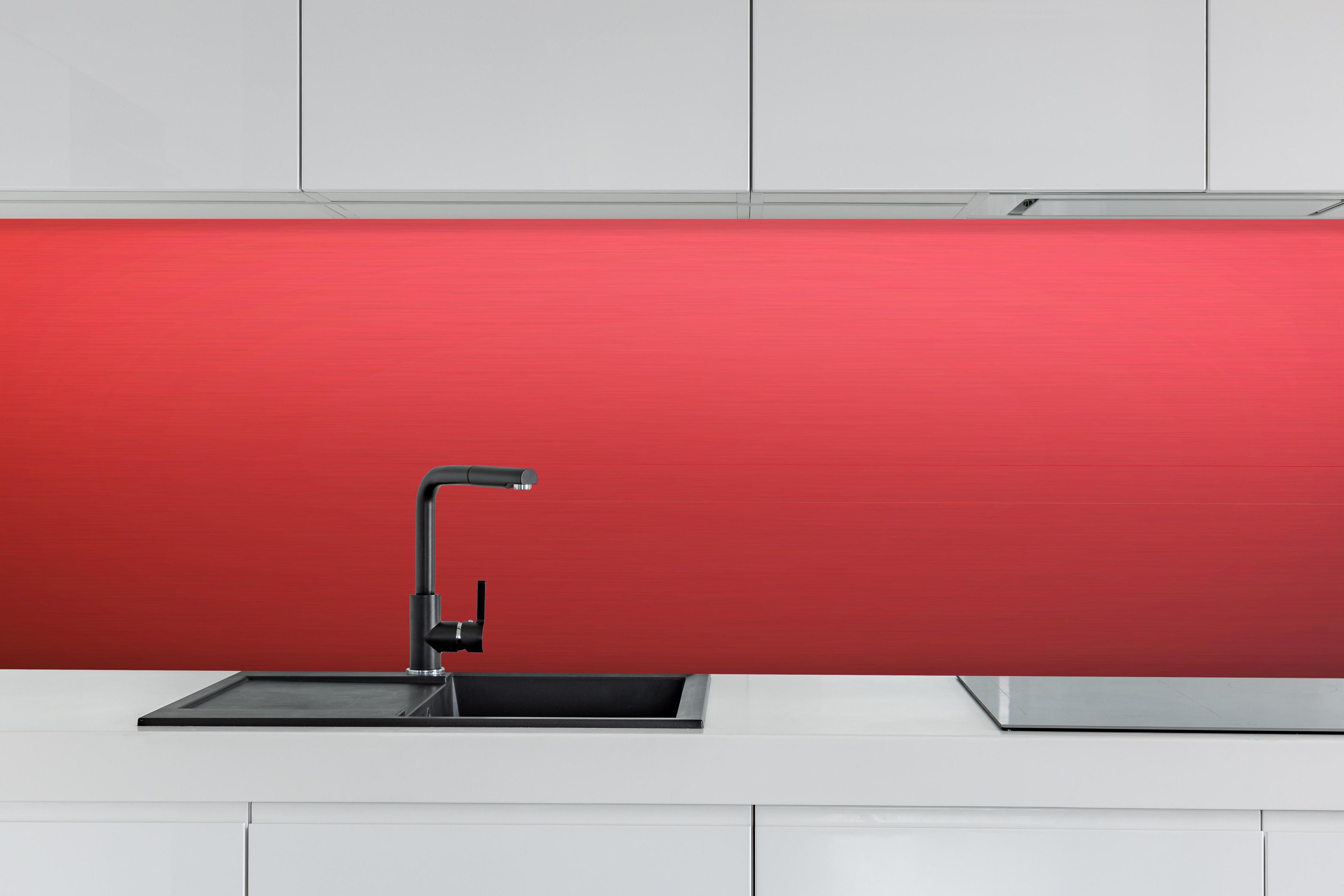 Küche - Intensives Uniform Rot Texturloses Design hinter weißen Hochglanz-Küchenregalen und schwarzem Wasserhahn