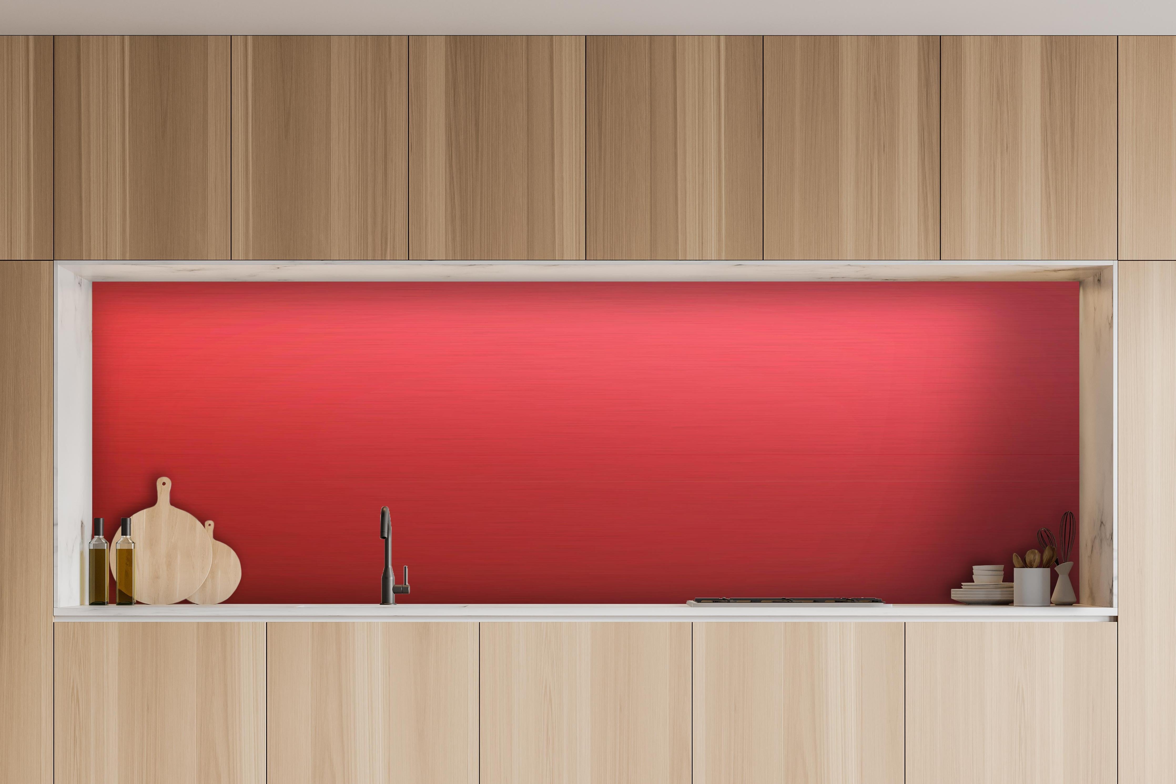 Küche - Intensives Uniform Rot Texturloses Design hinter weißen Hochglanz-Küchenregalen und schwarzem Wasserhahn