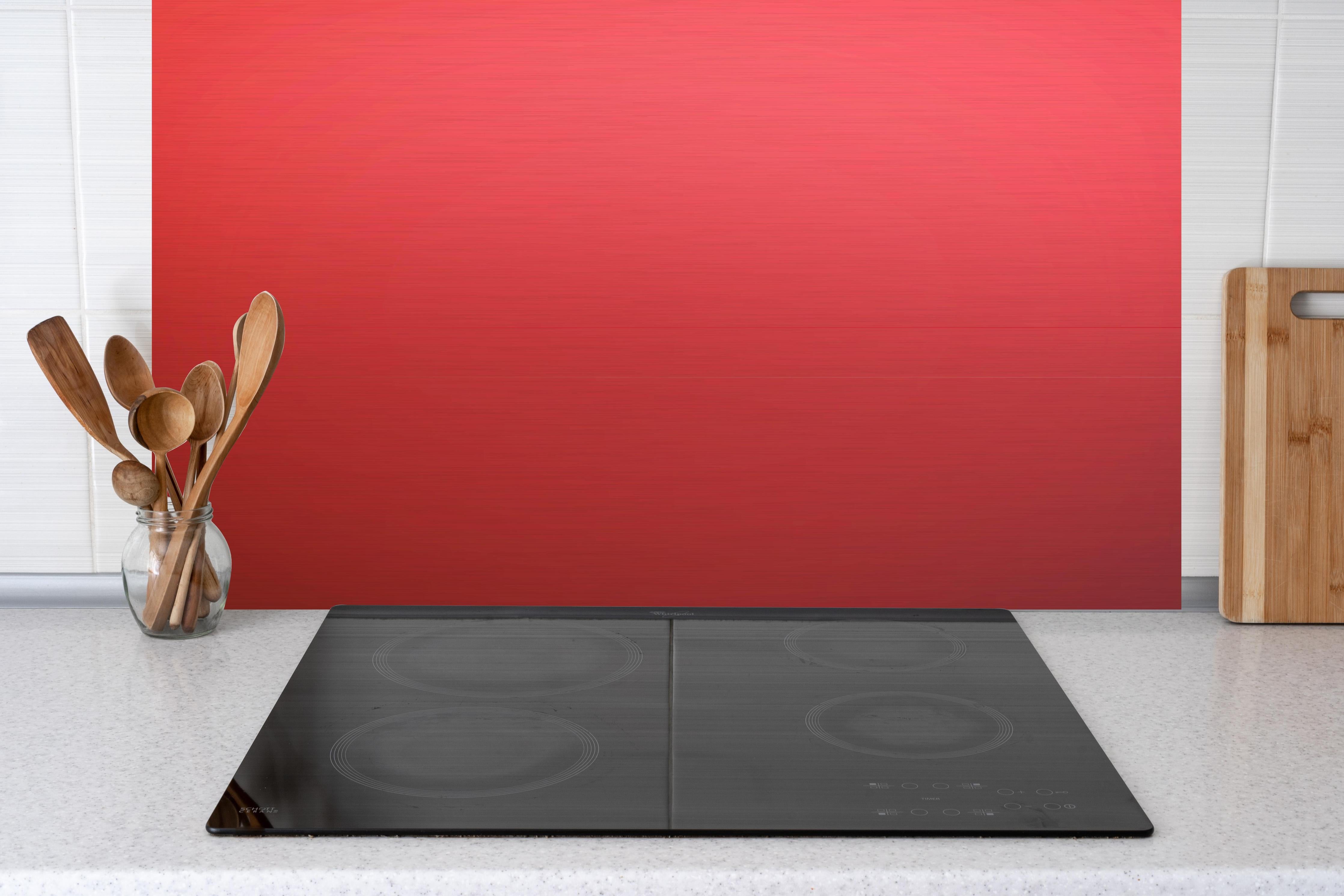 Küche - Intensives Uniform Rot Texturloses Design hinter weißen Hochglanz-Küchenregalen und schwarzem Wasserhahn