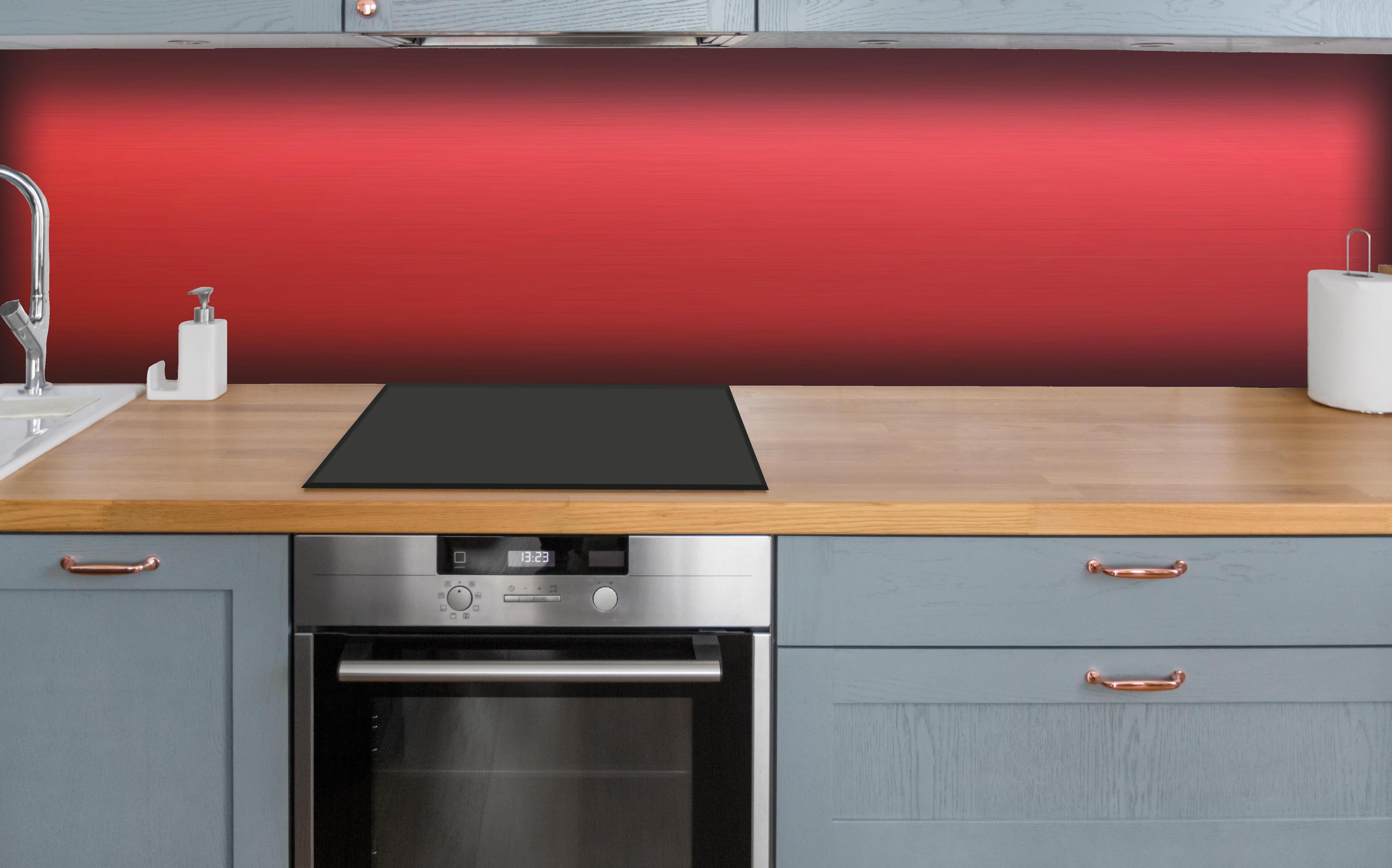 Küche - Intensives Uniform Rot Texturloses Design hinter weißen Hochglanz-Küchenregalen und schwarzem Wasserhahn