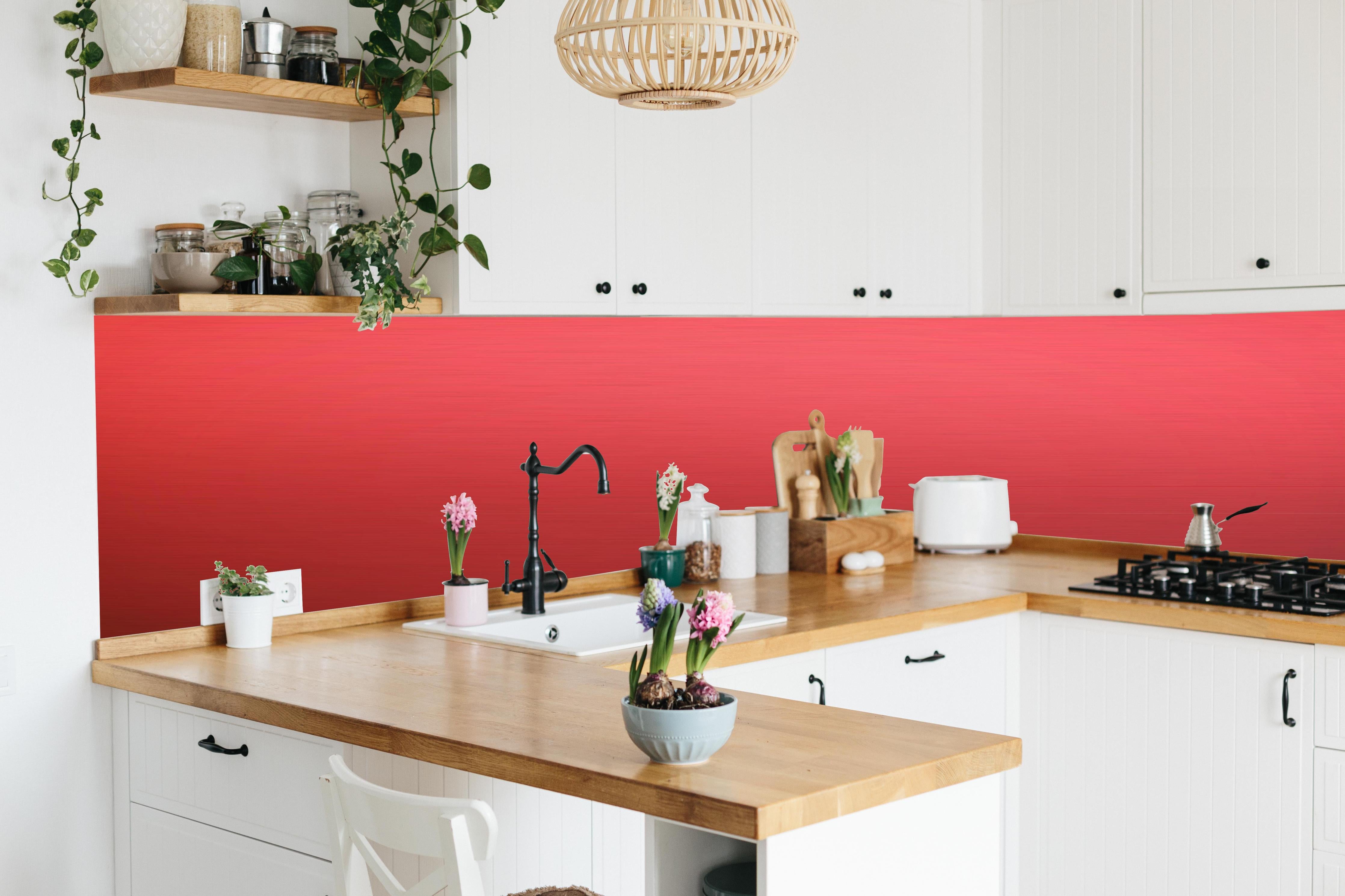 Küche - Intensives Uniform Rot Texturloses Design hinter weißen Hochglanz-Küchenregalen und schwarzem Wasserhahn