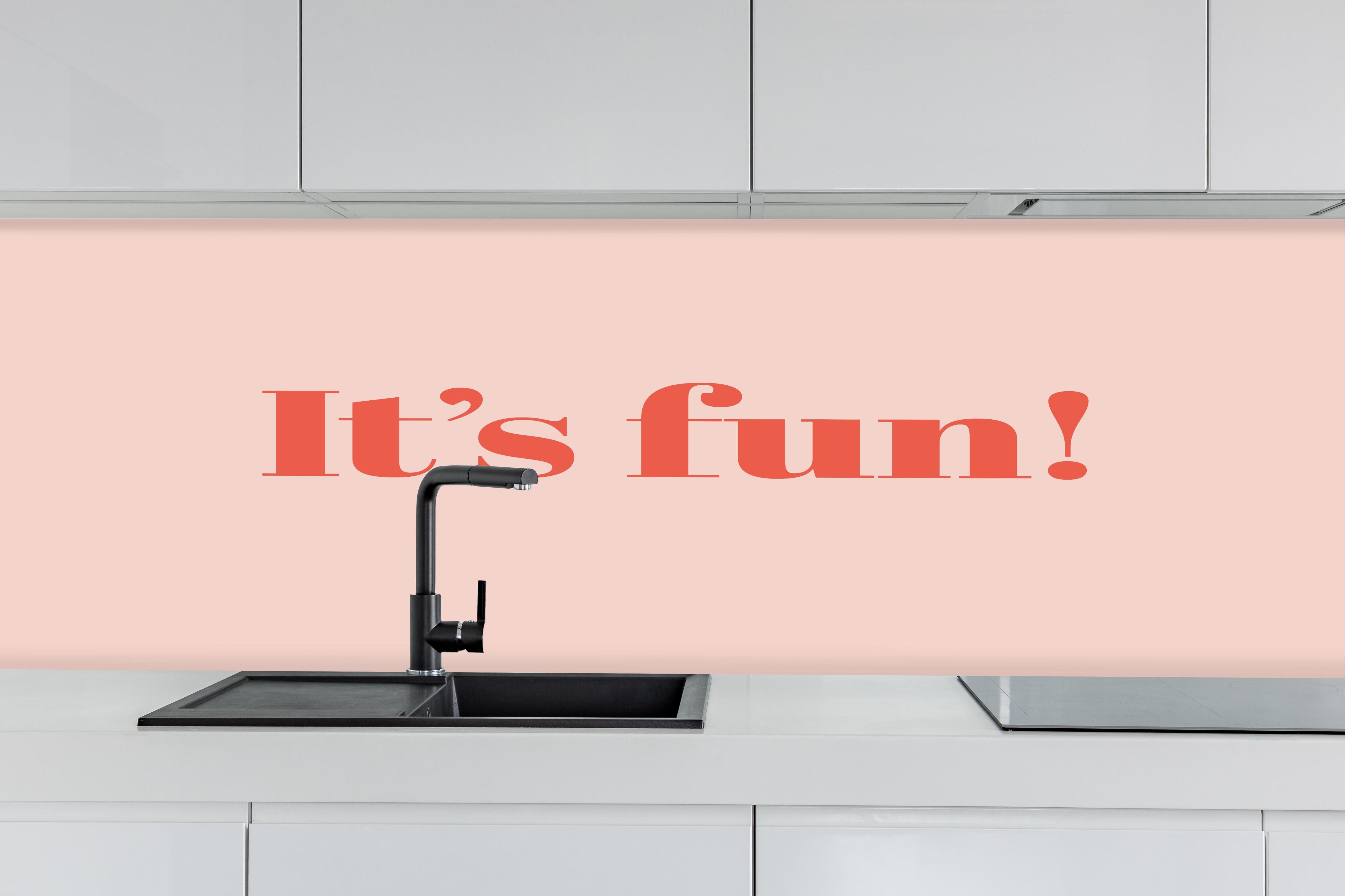 Küche - It's Fun! hinter weißen Hochglanz-Küchenregalen und schwarzem Wasserhahn