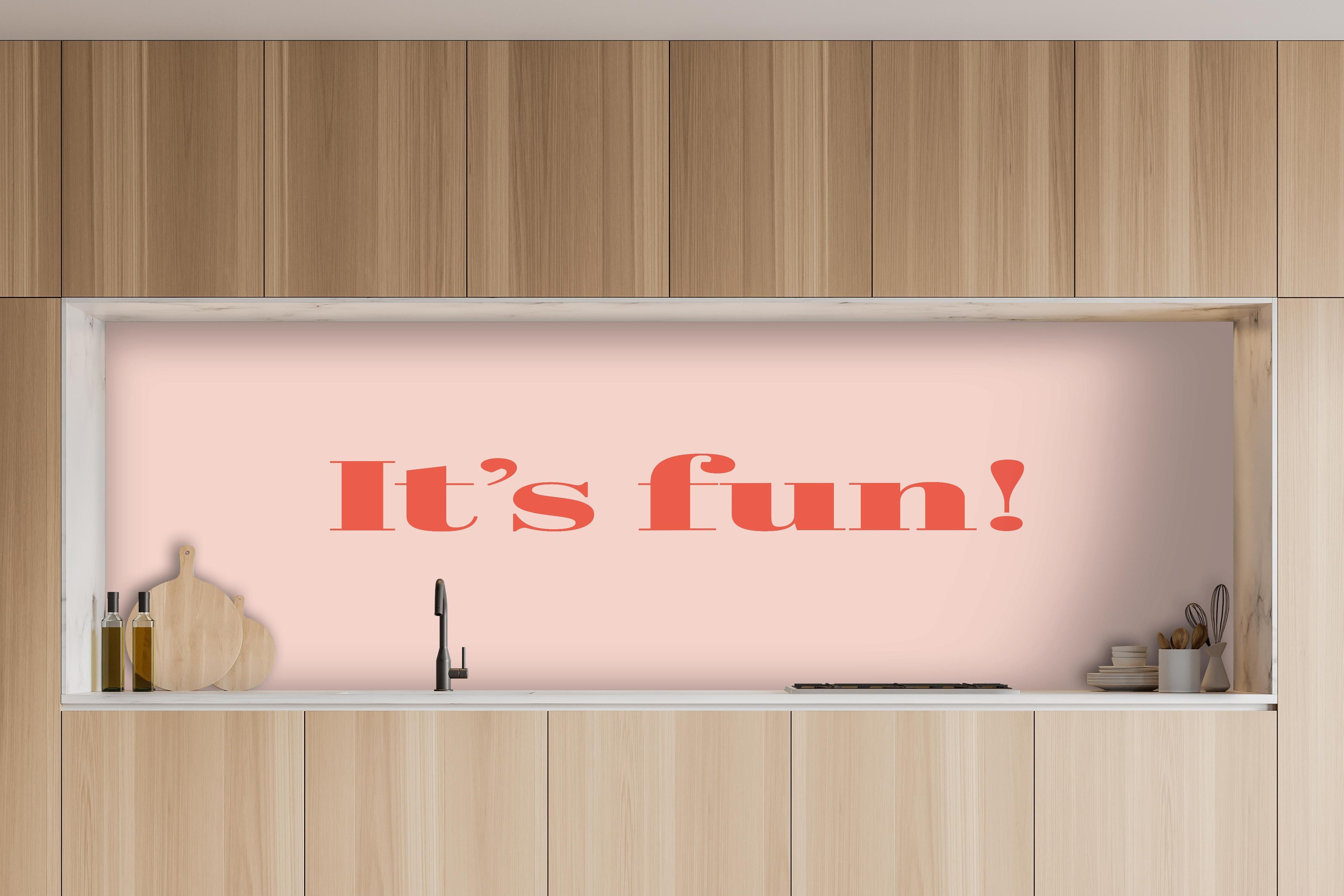 Küche - It's Fun! hinter weißen Hochglanz-Küchenregalen und schwarzem Wasserhahn