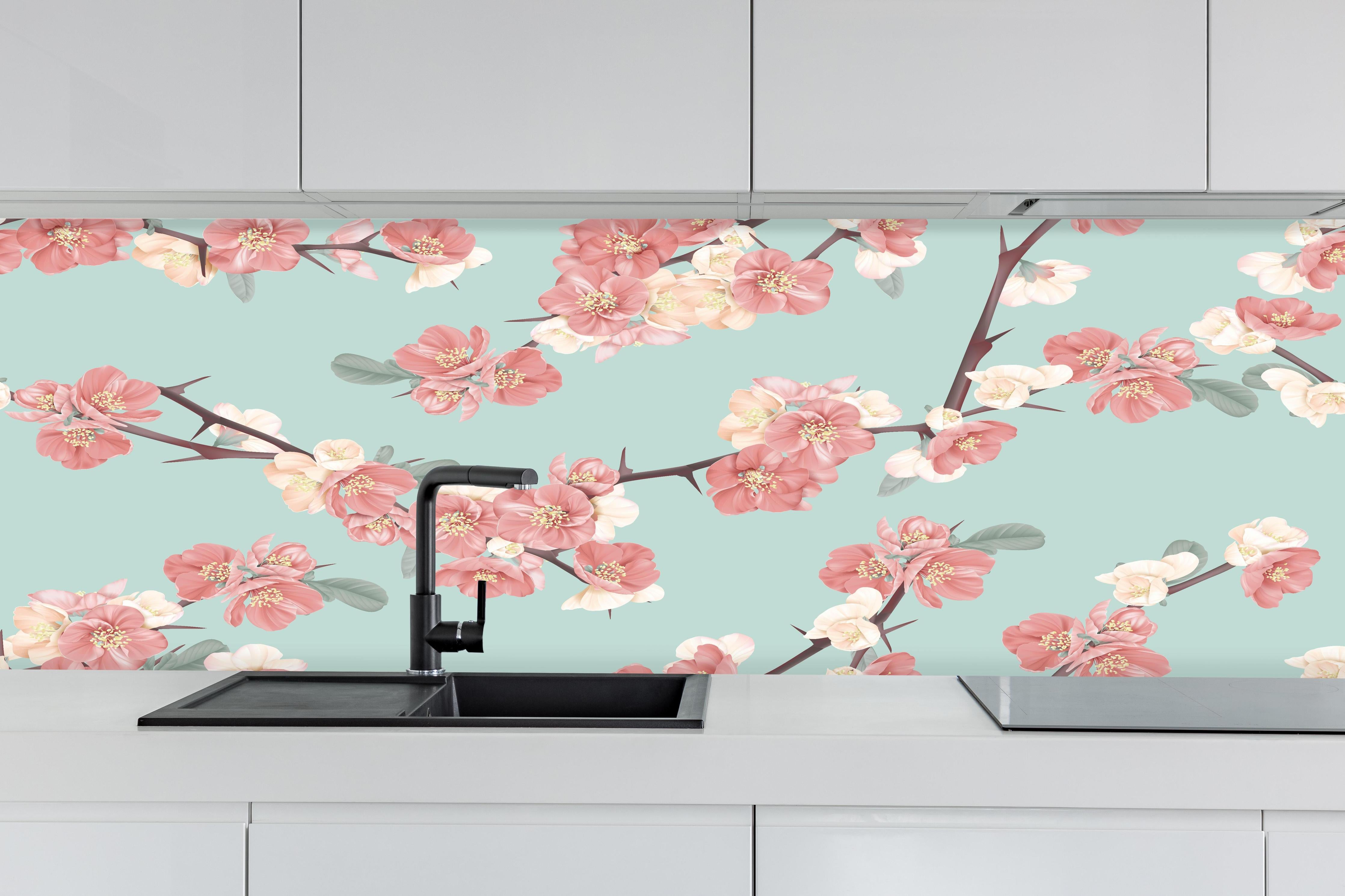 Küche - Japanische Quitten Blumen Muster Pastellblau hinter weißen Hochglanz-Küchenregalen und schwarzem Wasserhahn