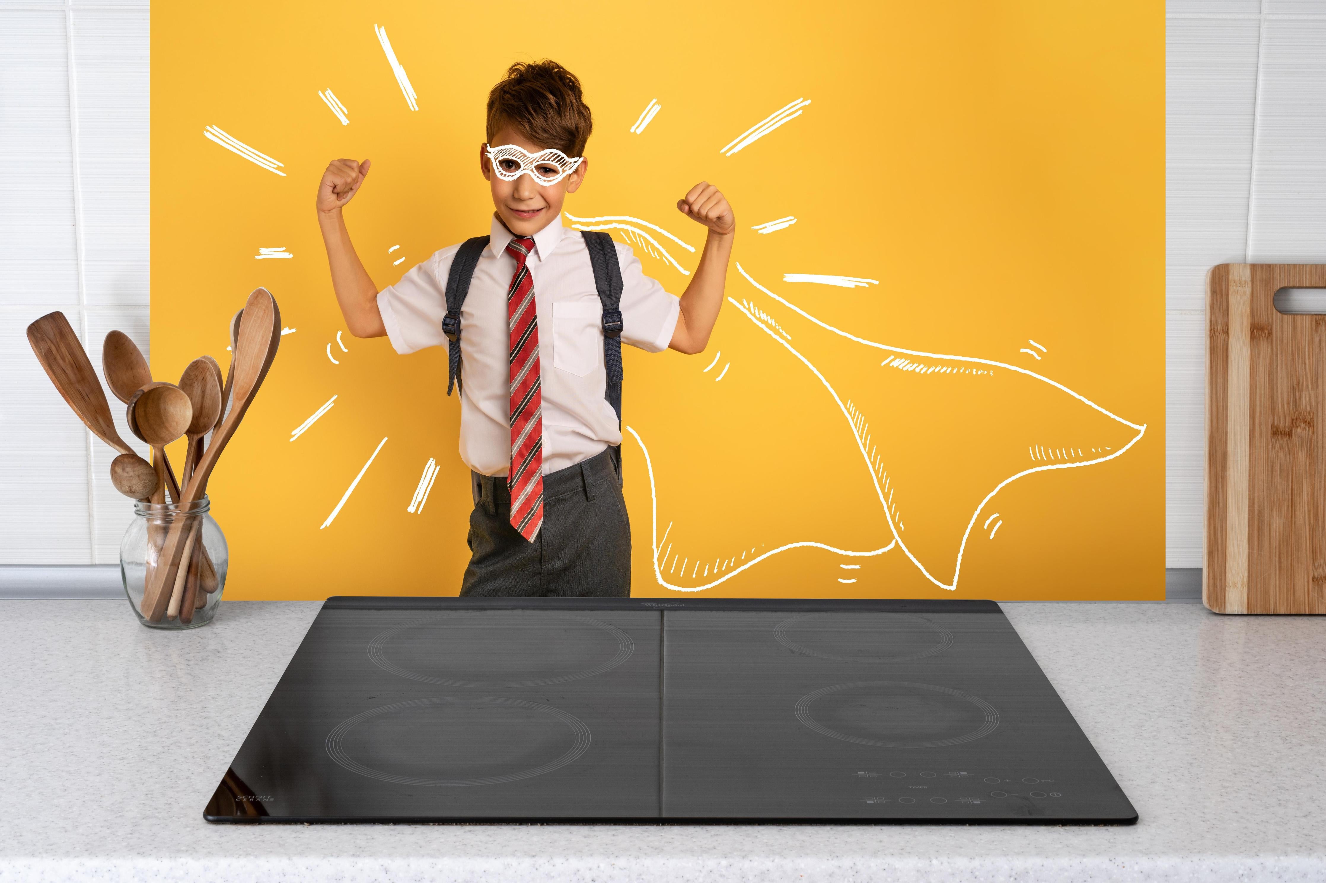 Küche - Junger Schüler hinter weißen Hochglanz-Küchenregalen und schwarzem Wasserhahn