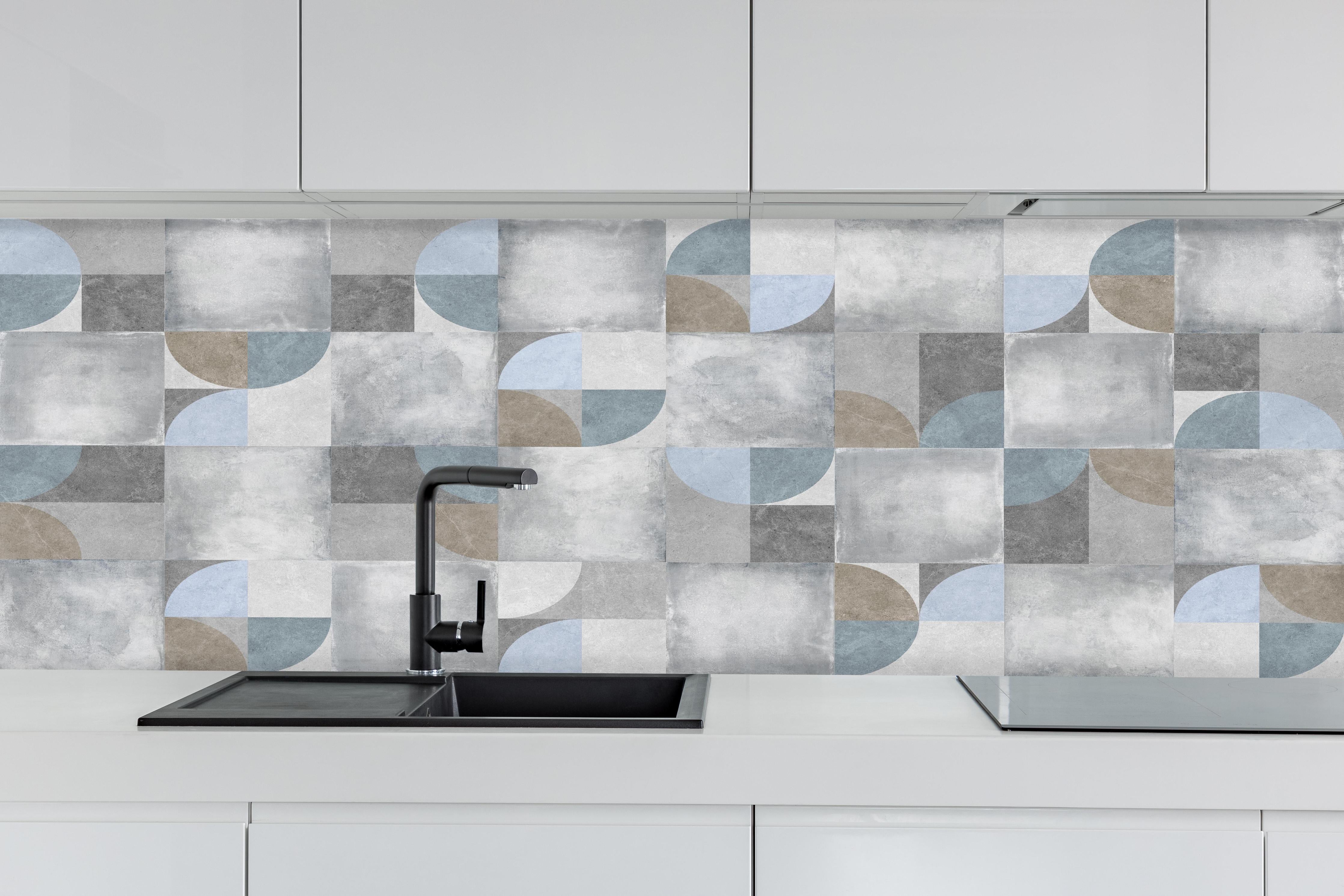 Küche - Karierter Keramik Hintergrund hinter weißen Hochglanz-Küchenregalen und schwarzem Wasserhahn