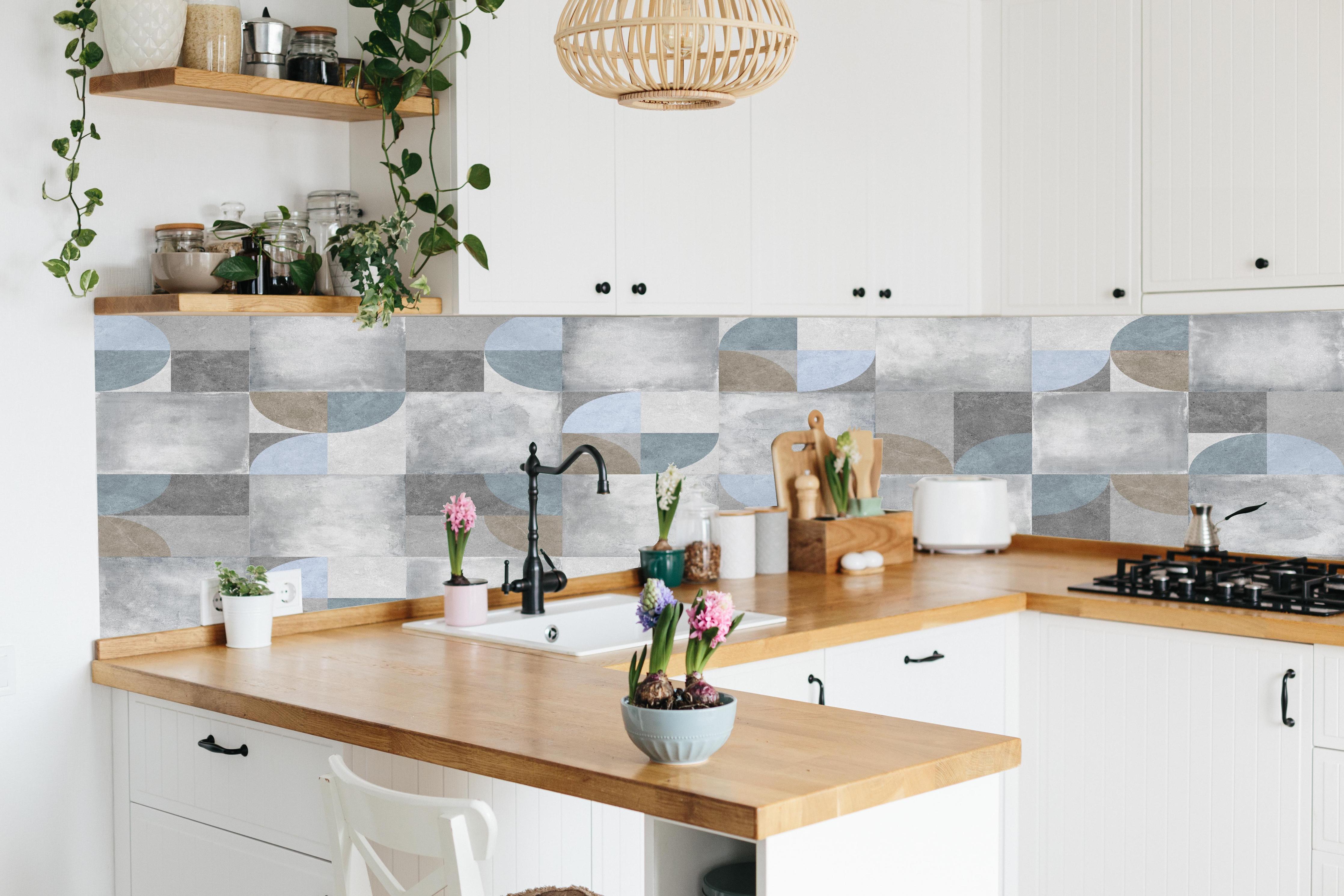 Küche - Karierter Keramik Hintergrund hinter weißen Hochglanz-Küchenregalen und schwarzem Wasserhahn