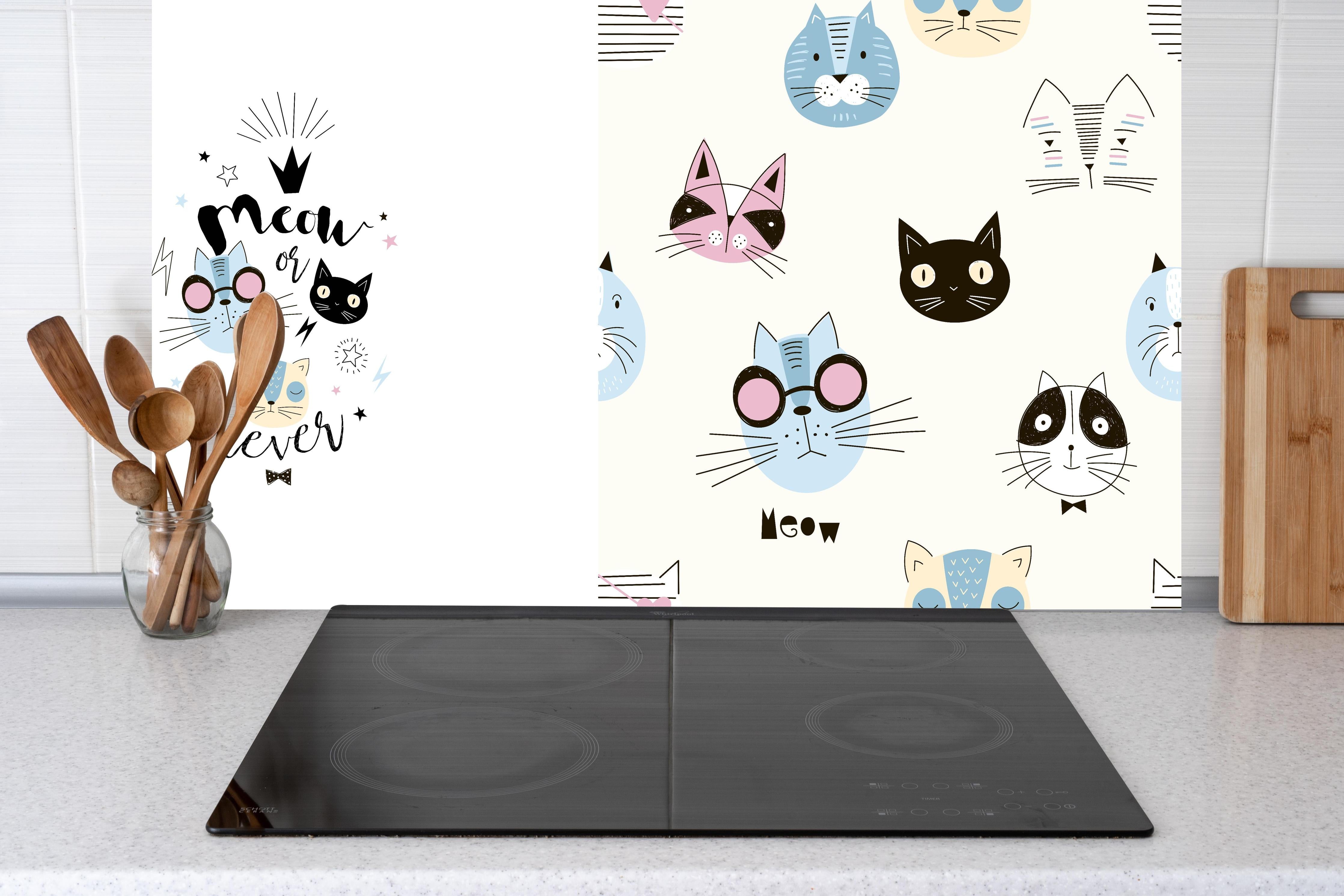 Küche - Katzen-Gesichter Pyjama-Set Weiß-Creme hinter weißen Hochglanz-Küchenregalen und schwarzem Wasserhahn