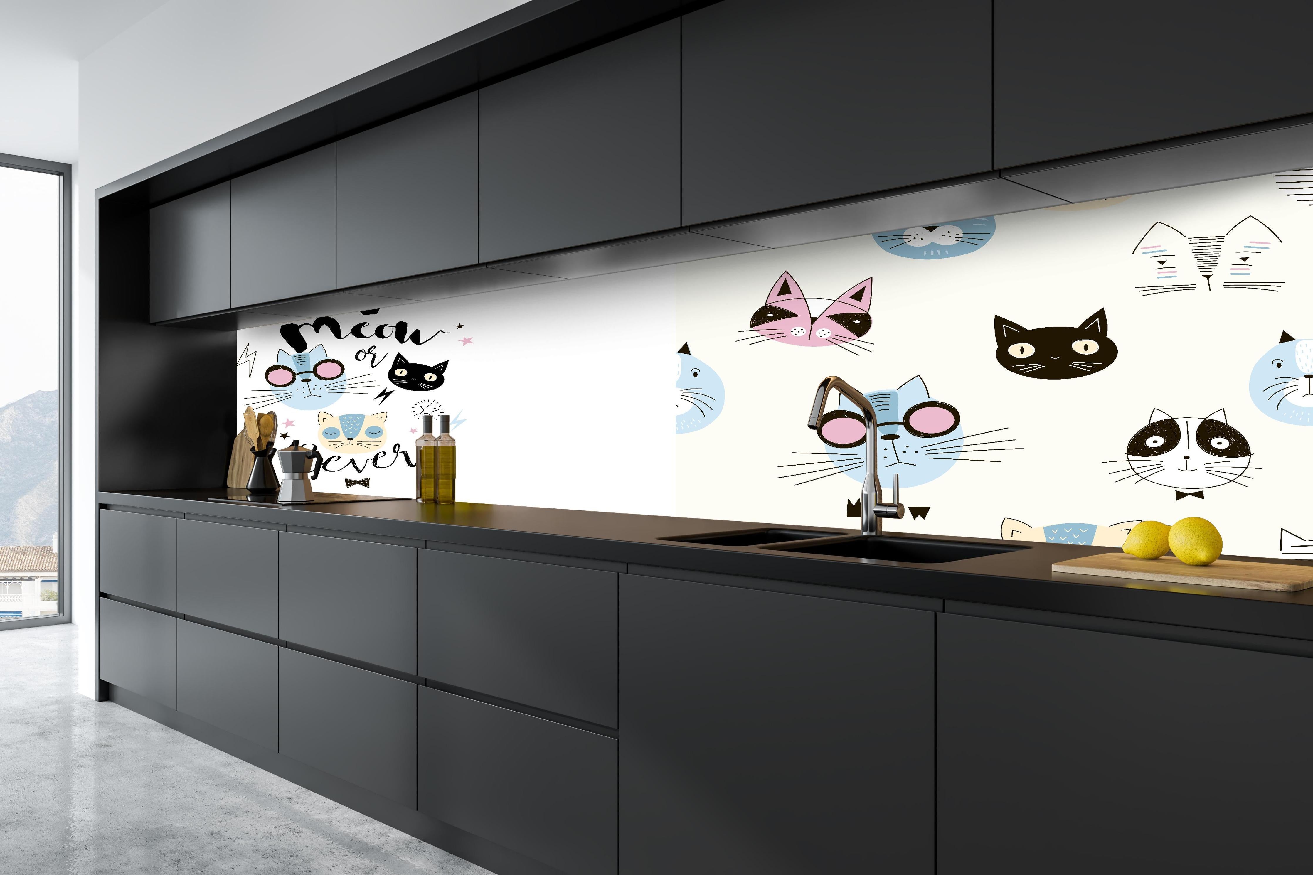 Küche - Katzen-Gesichter Pyjama-Set Weiß-Creme hinter weißen Hochglanz-Küchenregalen und schwarzem Wasserhahn