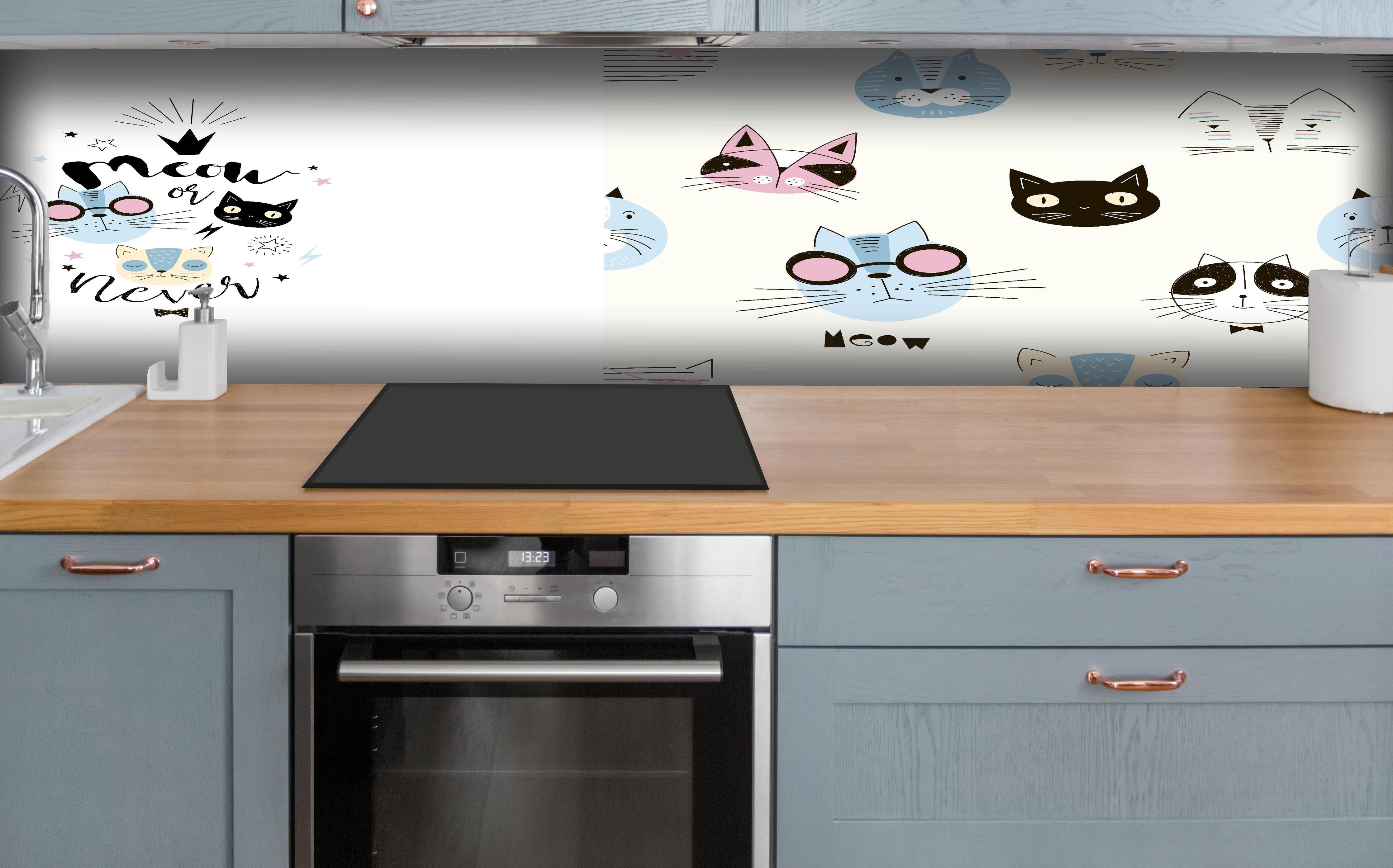 Küche - Katzen-Gesichter Pyjama-Set Weiß-Creme hinter weißen Hochglanz-Küchenregalen und schwarzem Wasserhahn