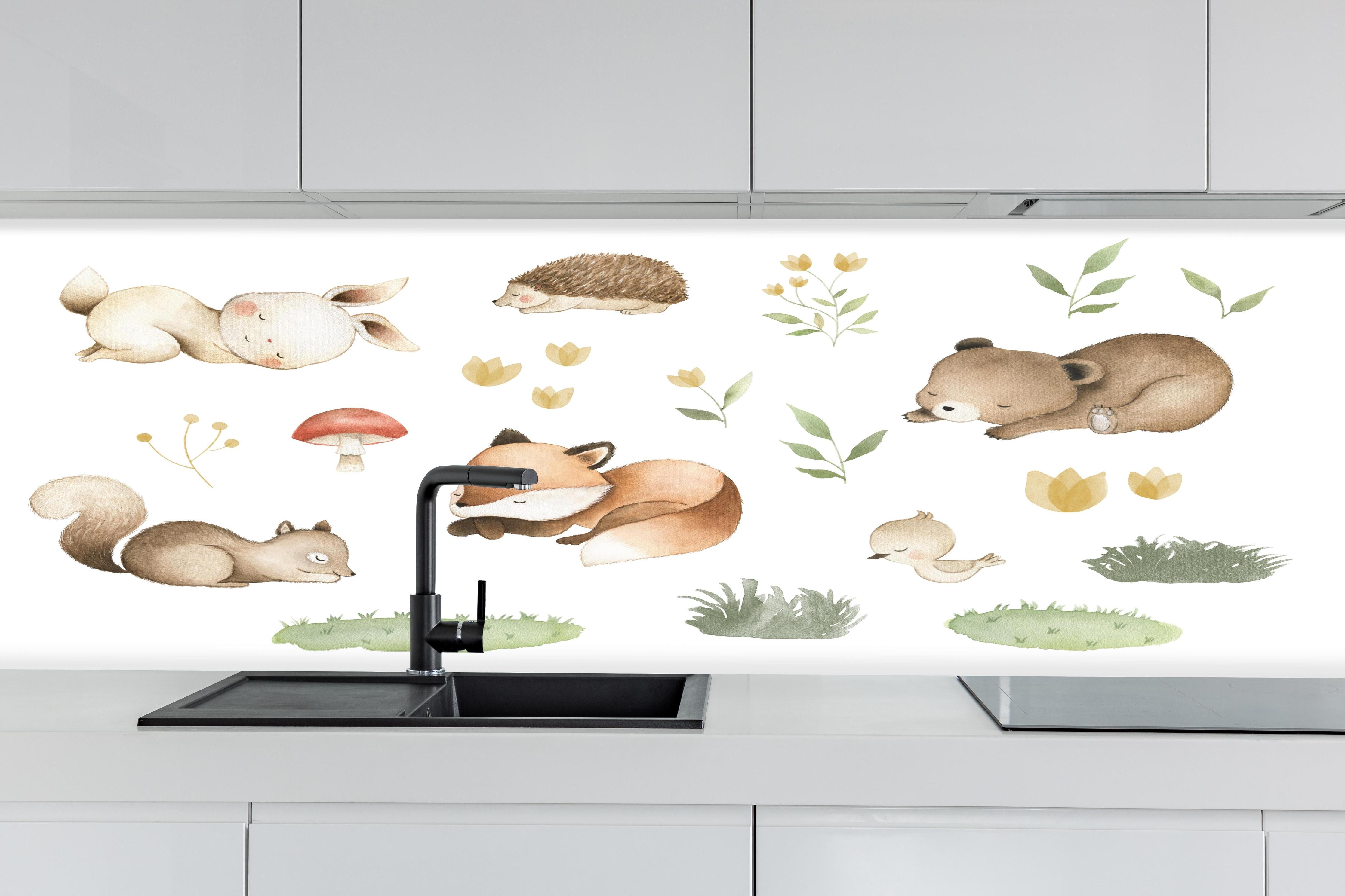 Küche - Kindermotiv - Schlafende Tierchen hinter weißen Hochglanz-Küchenregalen und schwarzem Wasserhahn