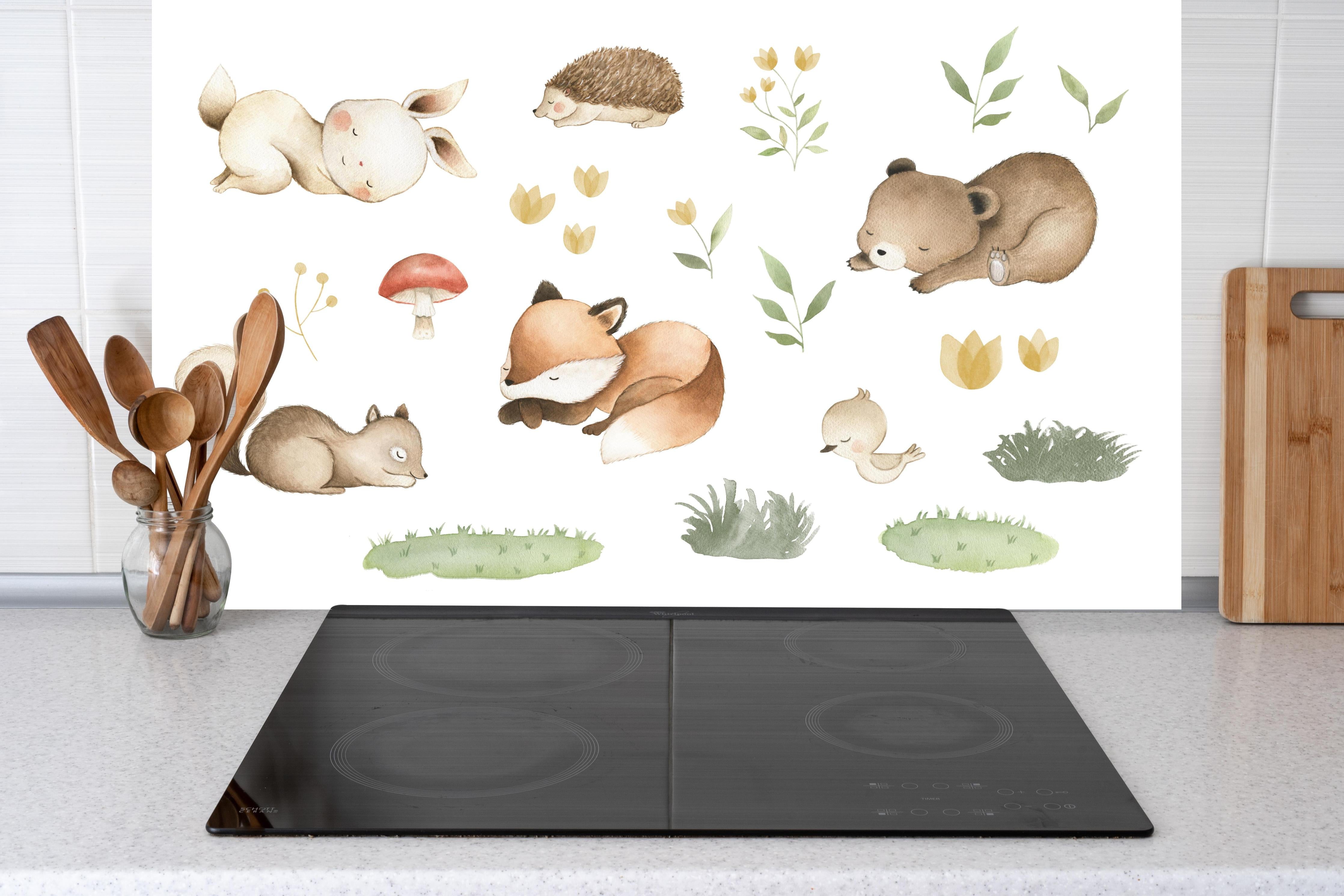 Küche - Kindermotiv - Schlafende Tierchen hinter weißen Hochglanz-Küchenregalen und schwarzem Wasserhahn