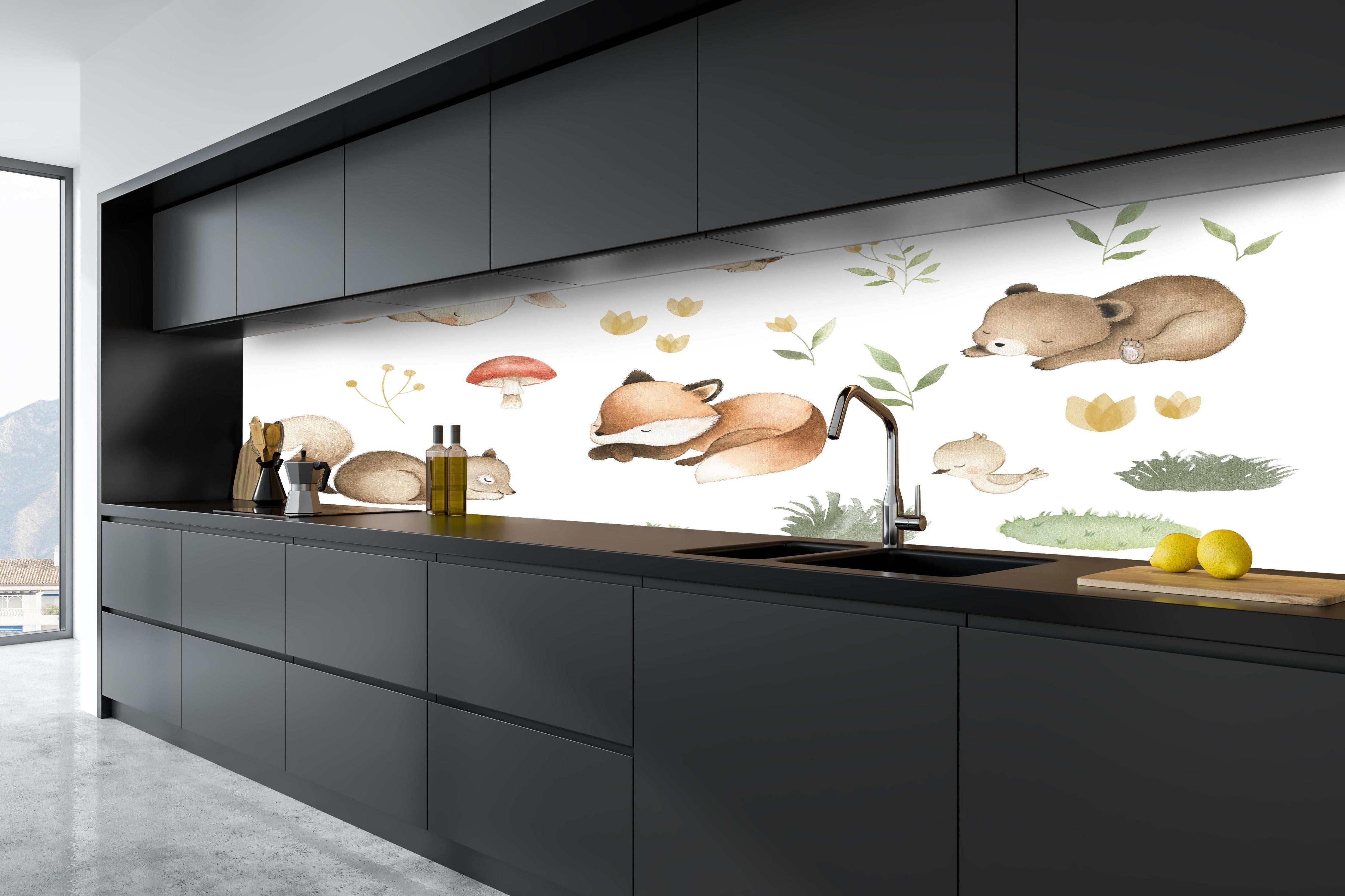Küche - Kindermotiv - Schlafende Tierchen hinter weißen Hochglanz-Küchenregalen und schwarzem Wasserhahn