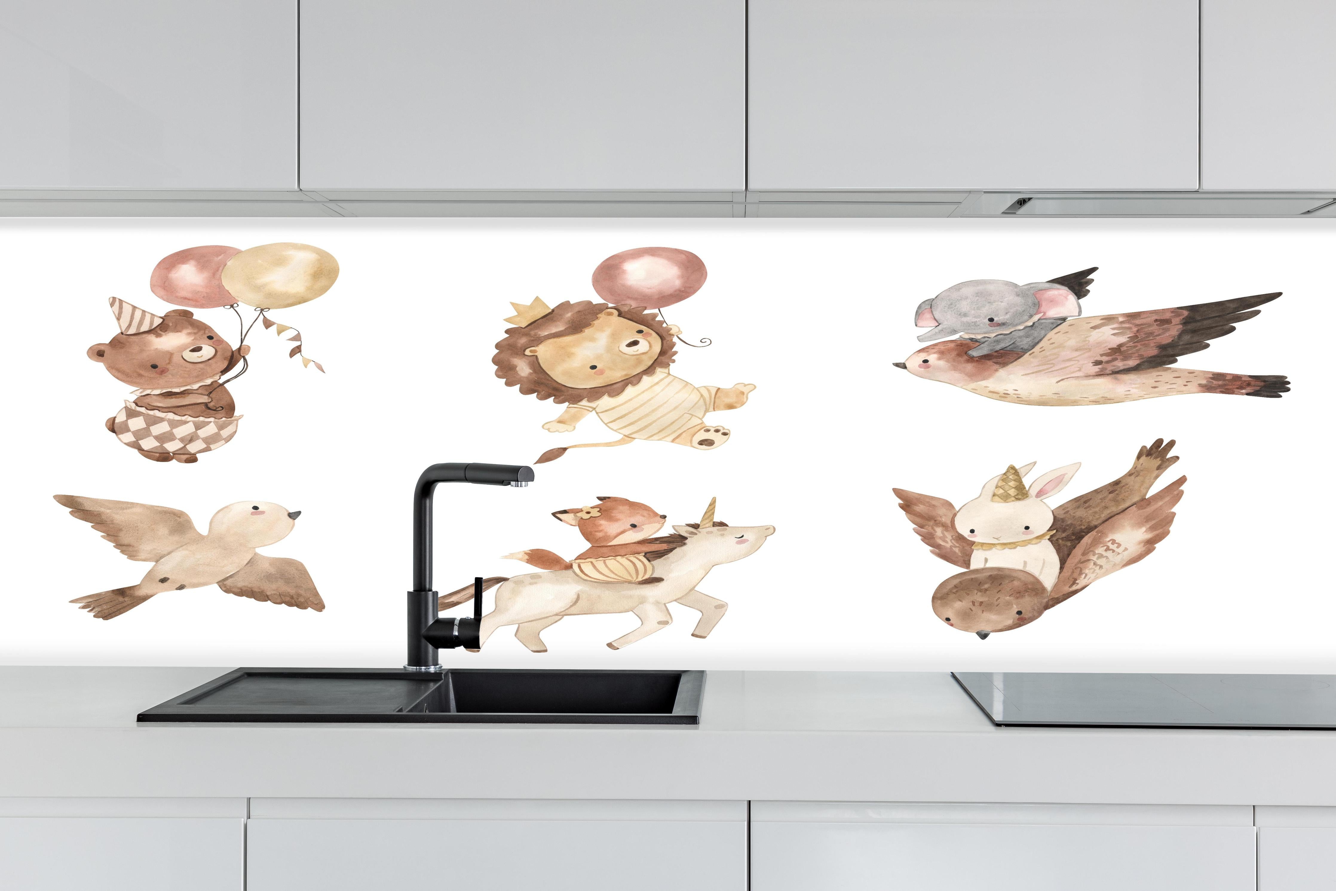 Küche - Kindermotiv - Tiere in den Lüften hinter weißen Hochglanz-Küchenregalen und schwarzem Wasserhahn