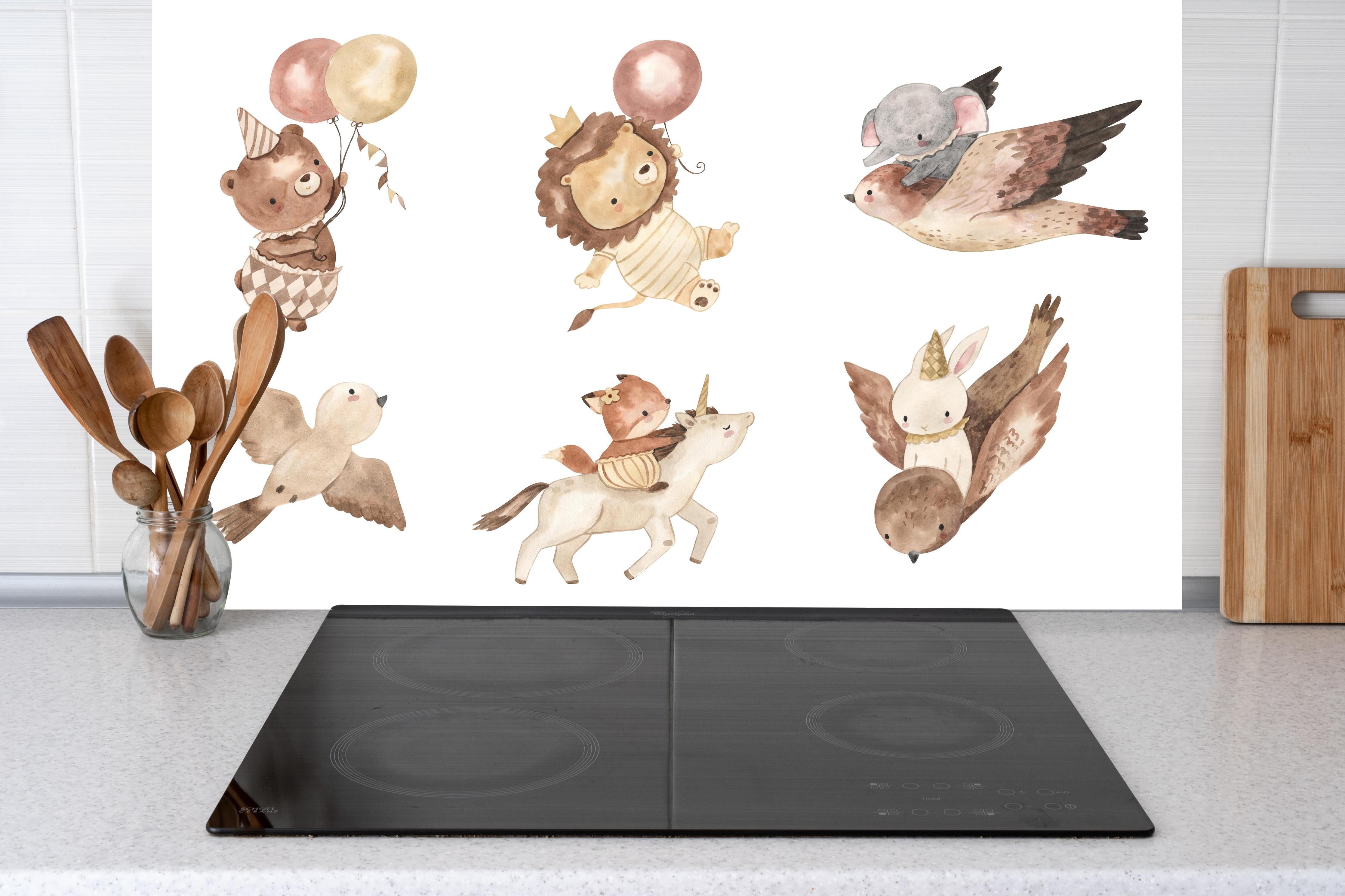 Küche - Kindermotiv - Tiere in den Lüften hinter weißen Hochglanz-Küchenregalen und schwarzem Wasserhahn