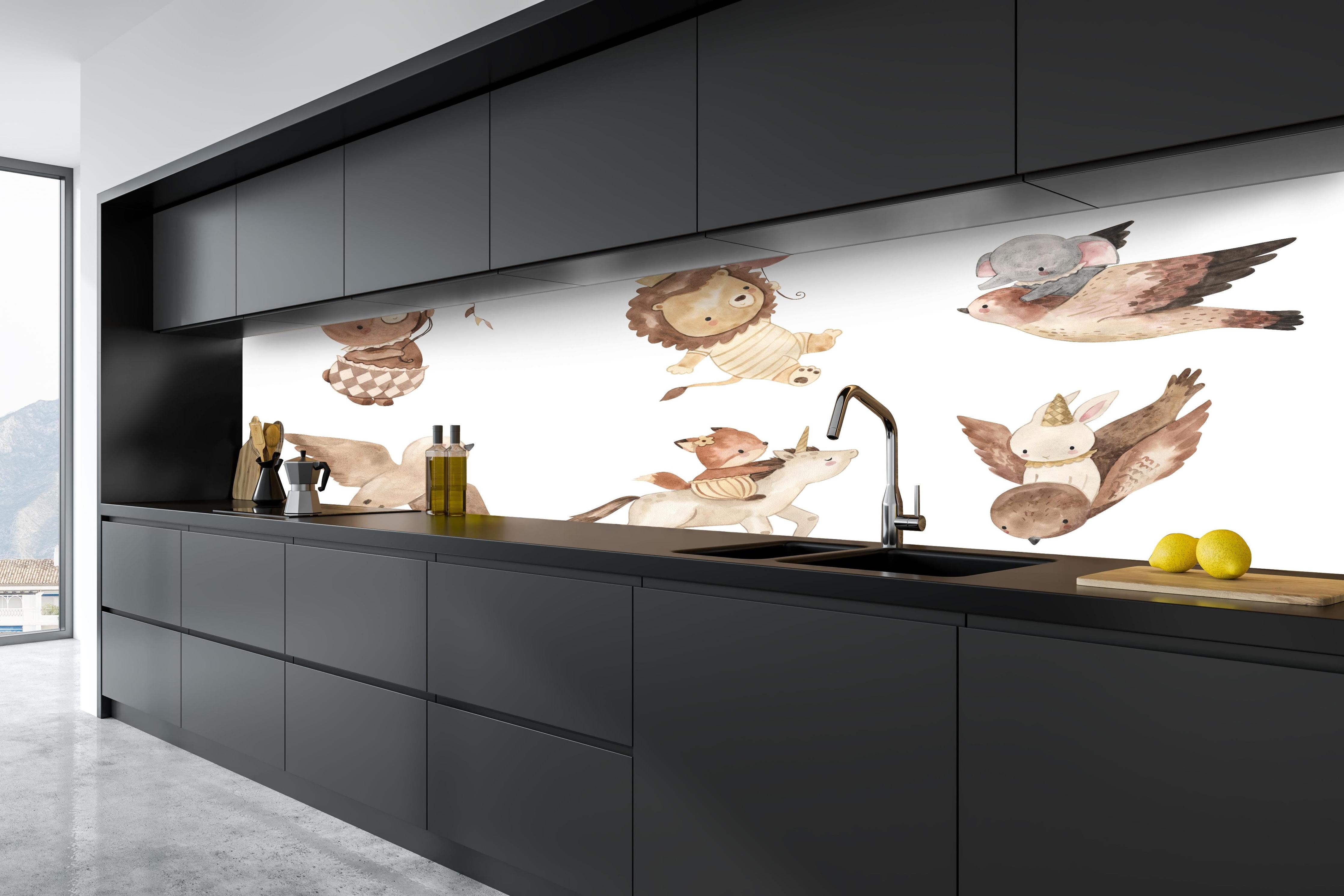 Küche - Kindermotiv - Tiere in den Lüften hinter weißen Hochglanz-Küchenregalen und schwarzem Wasserhahn