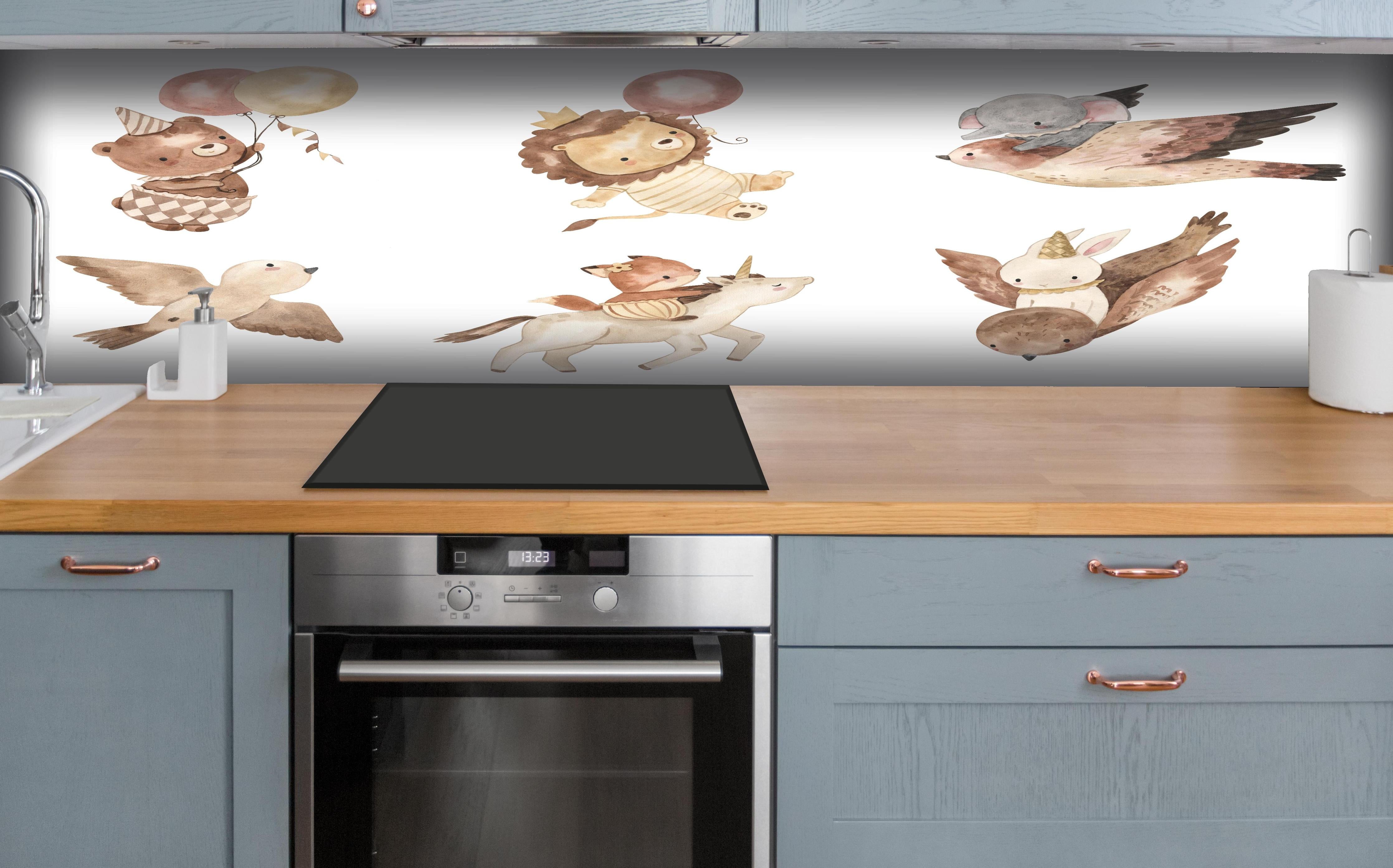 Küche - Kindermotiv - Tiere in den Lüften hinter weißen Hochglanz-Küchenregalen und schwarzem Wasserhahn