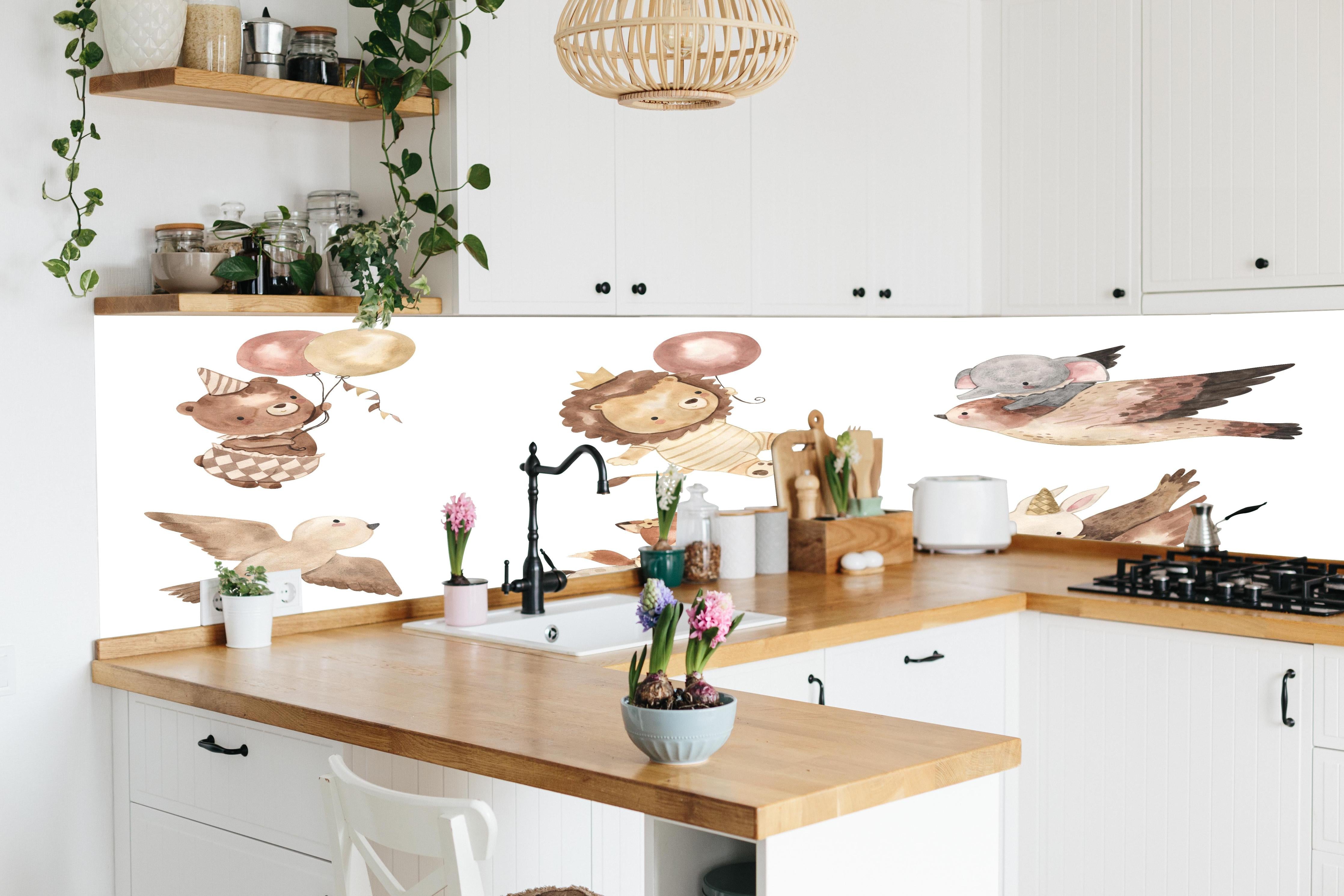 Küche - Kindermotiv - Tiere in den Lüften hinter weißen Hochglanz-Küchenregalen und schwarzem Wasserhahn