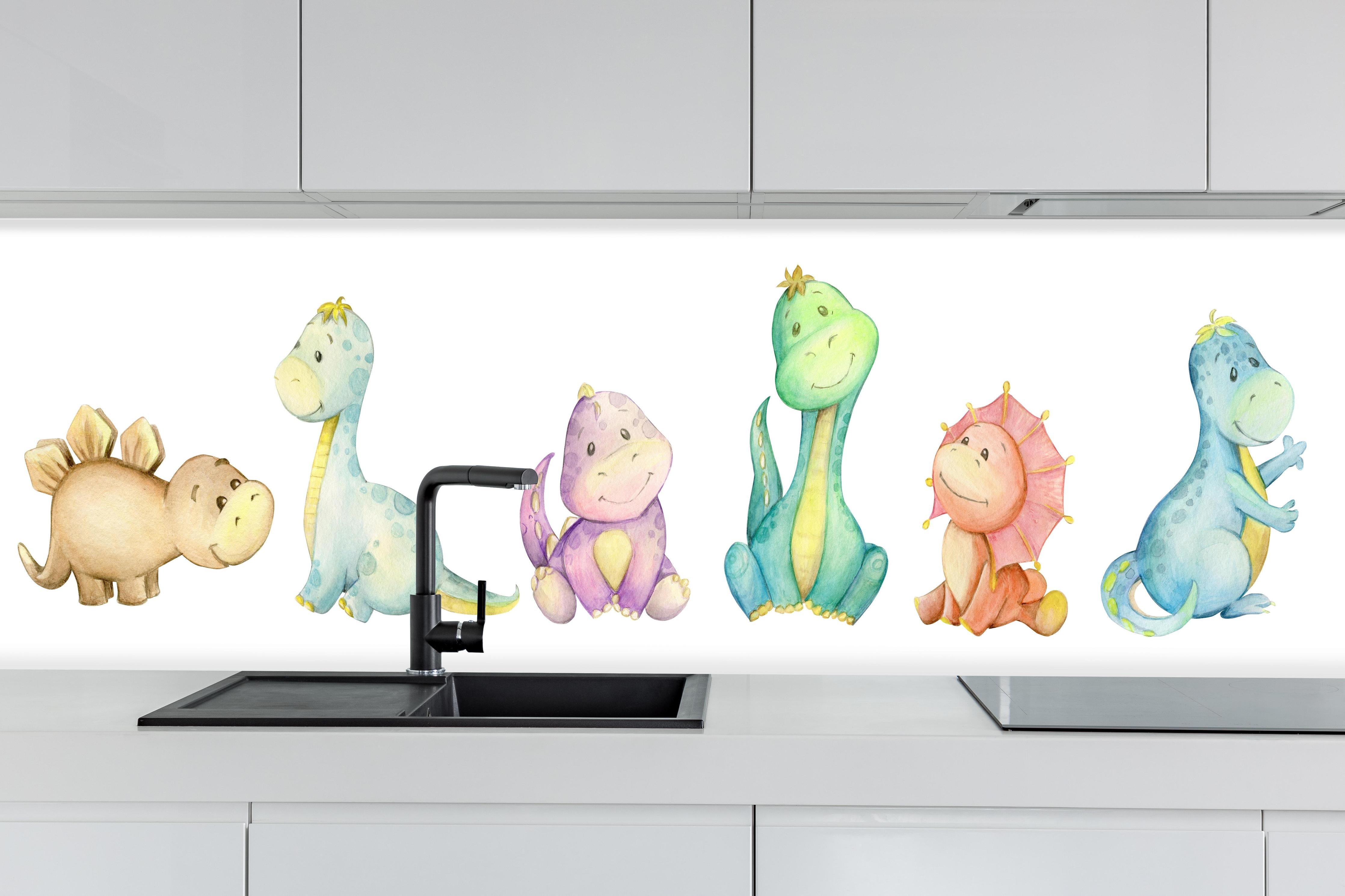 Küche - Kindliche Dinosaurier hinter weißen Hochglanz-Küchenregalen und schwarzem Wasserhahn