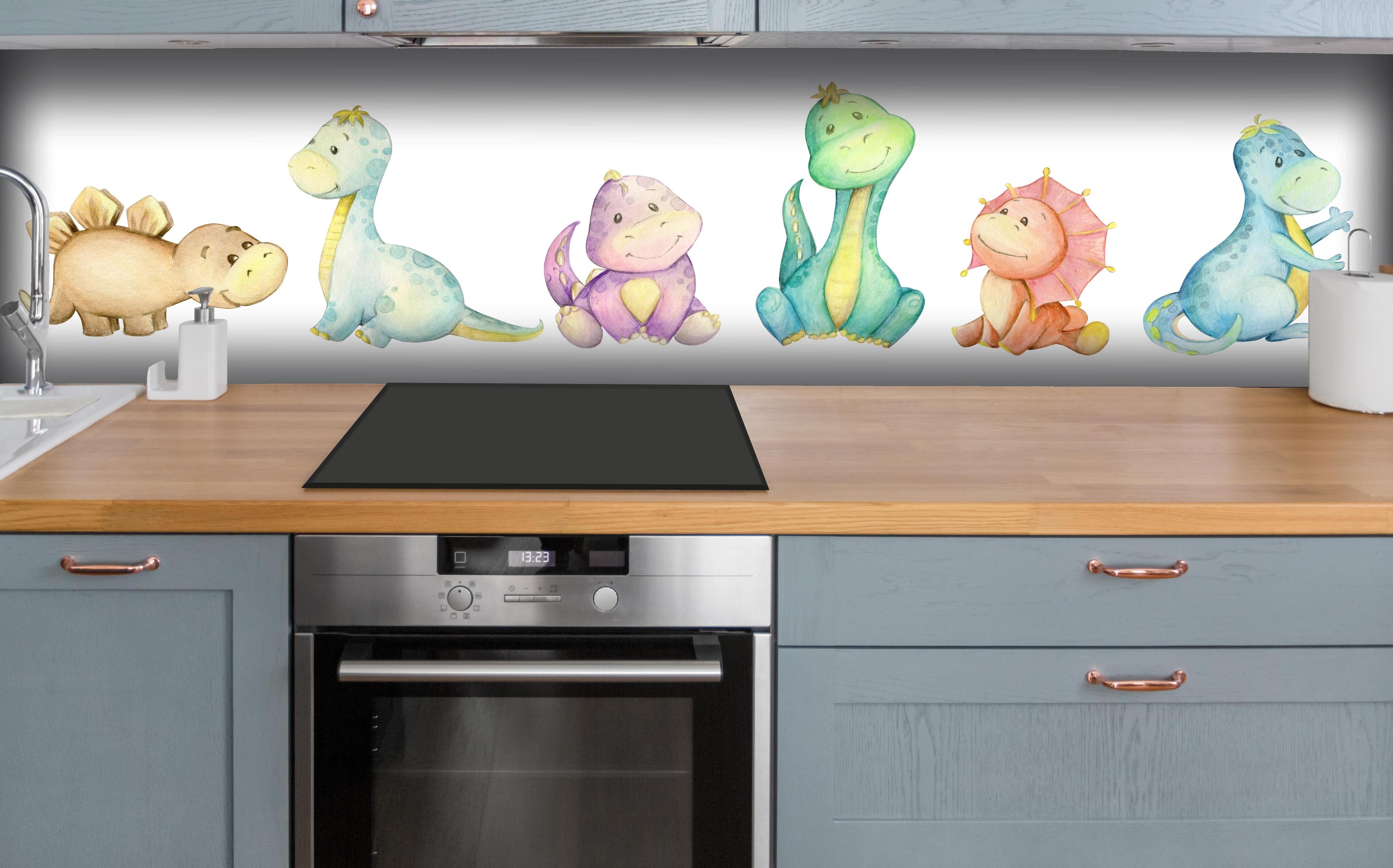 Küche - Kindliche Dinosaurier hinter weißen Hochglanz-Küchenregalen und schwarzem Wasserhahn