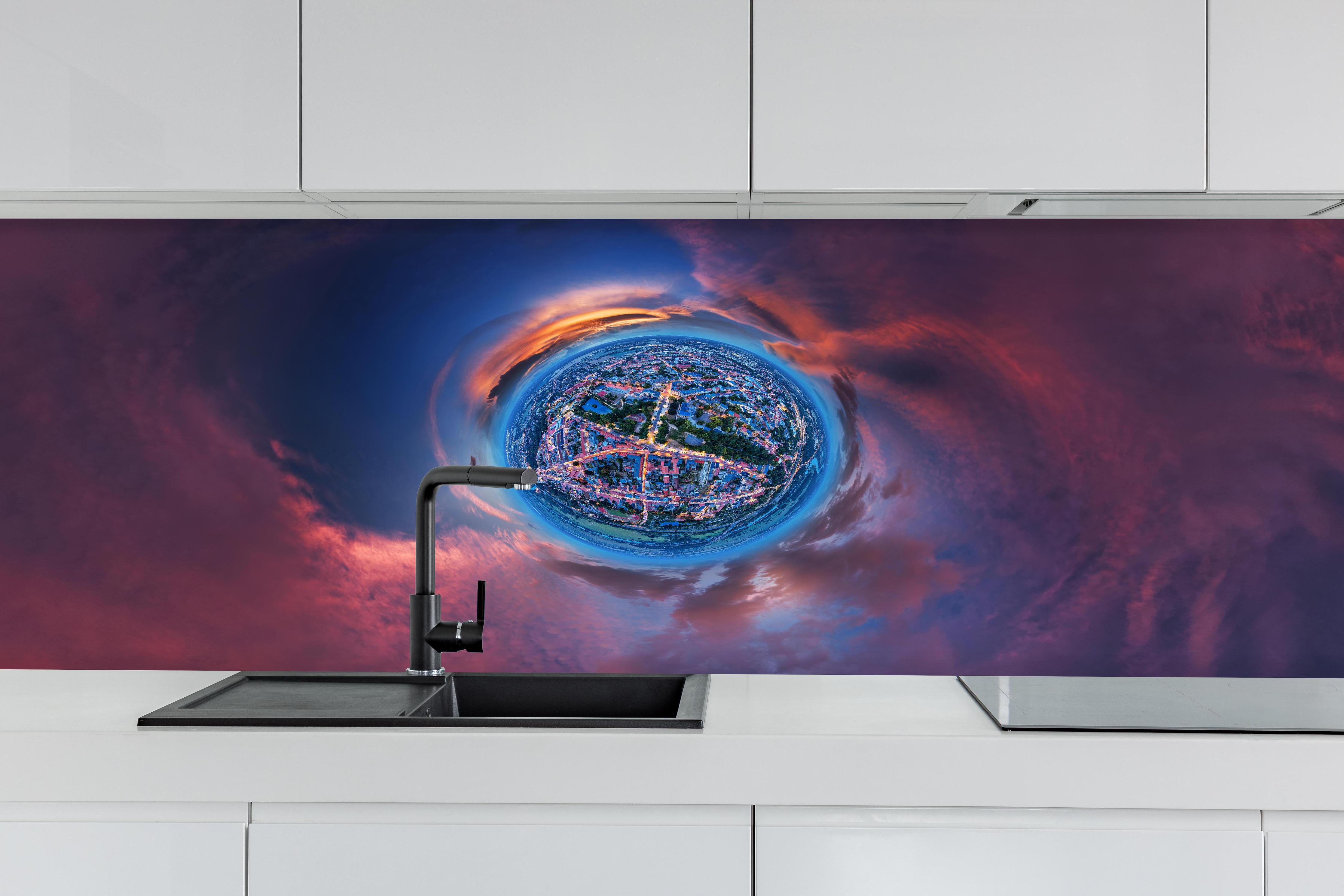 Küche - Kleine Stadt auf einem kleinen Planeten hinter weißen Hochglanz-Küchenregalen und schwarzem Wasserhahn