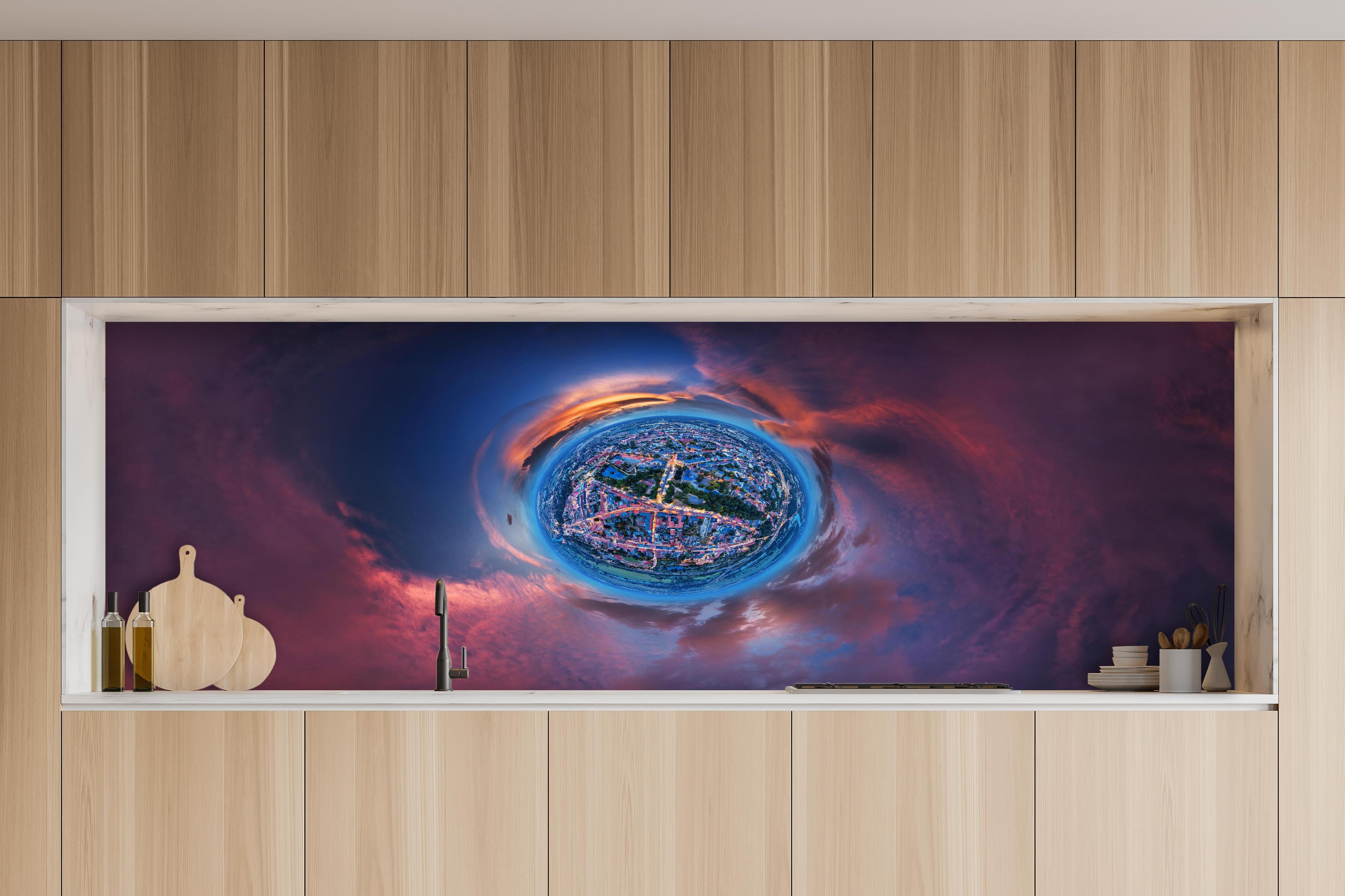 Küche - Kleine Stadt auf einem kleinen Planeten hinter weißen Hochglanz-Küchenregalen und schwarzem Wasserhahn