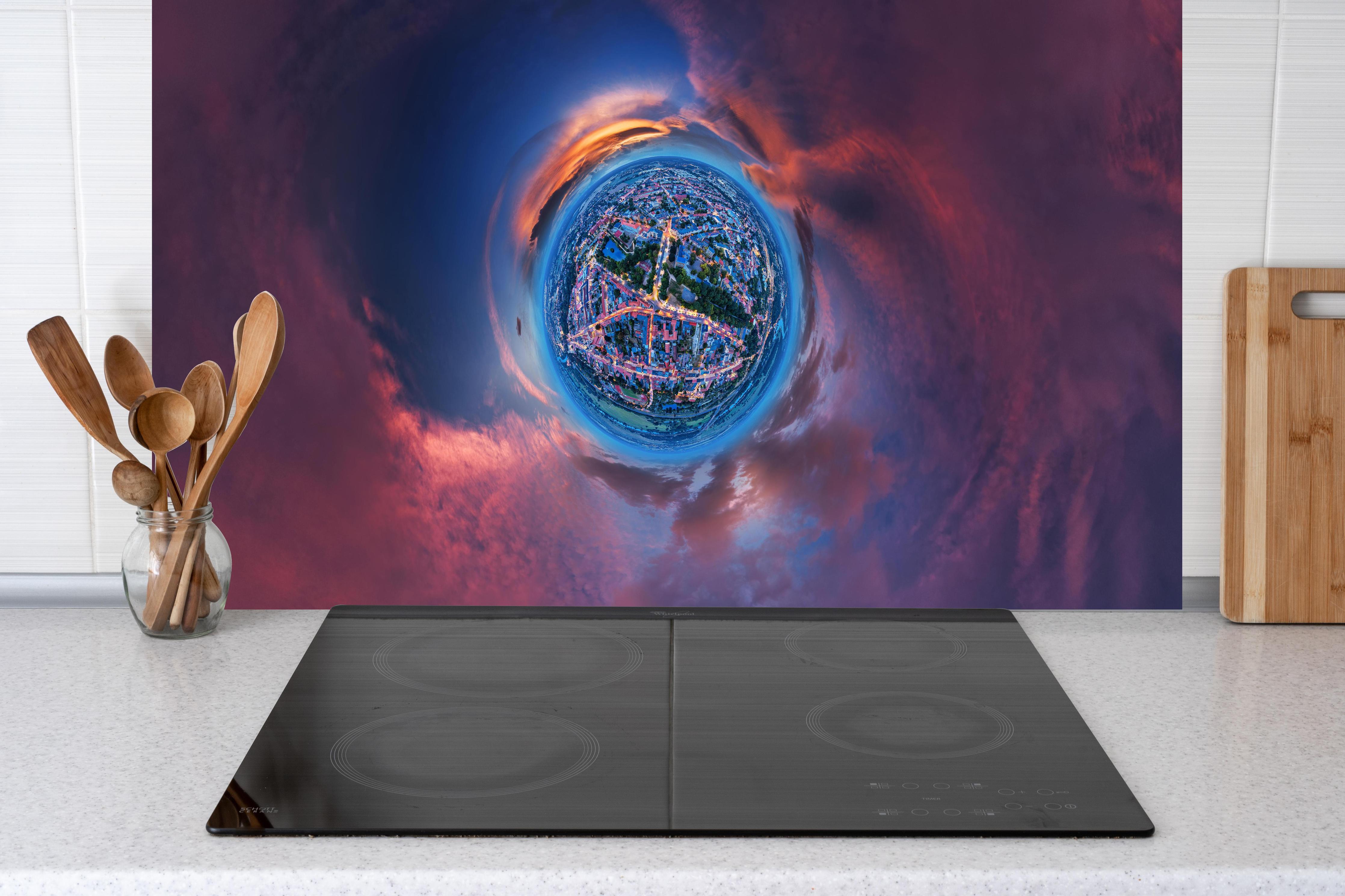 Küche - Kleine Stadt auf einem kleinen Planeten hinter weißen Hochglanz-Küchenregalen und schwarzem Wasserhahn