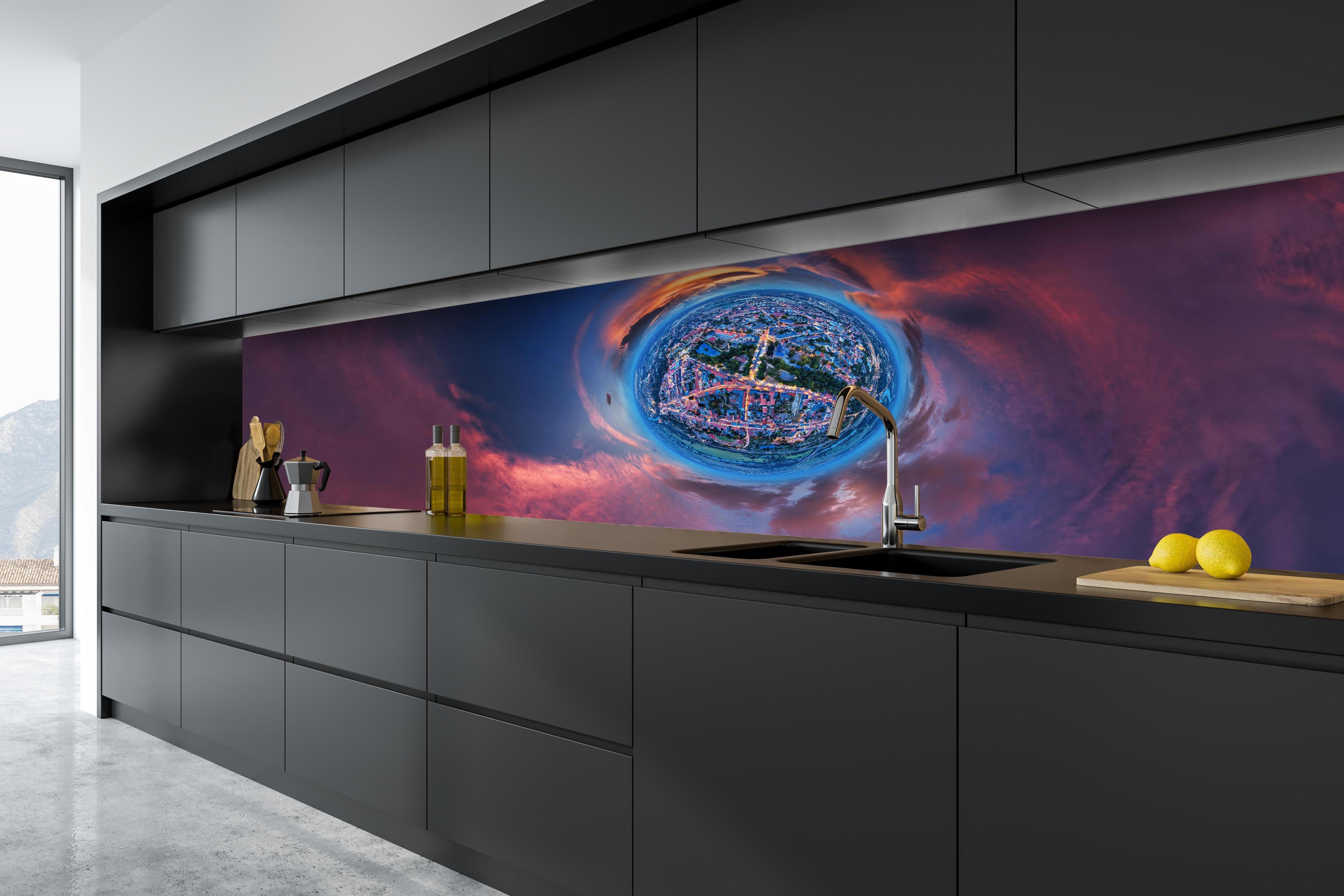 Küche - Kleine Stadt auf einem kleinen Planeten hinter weißen Hochglanz-Küchenregalen und schwarzem Wasserhahn