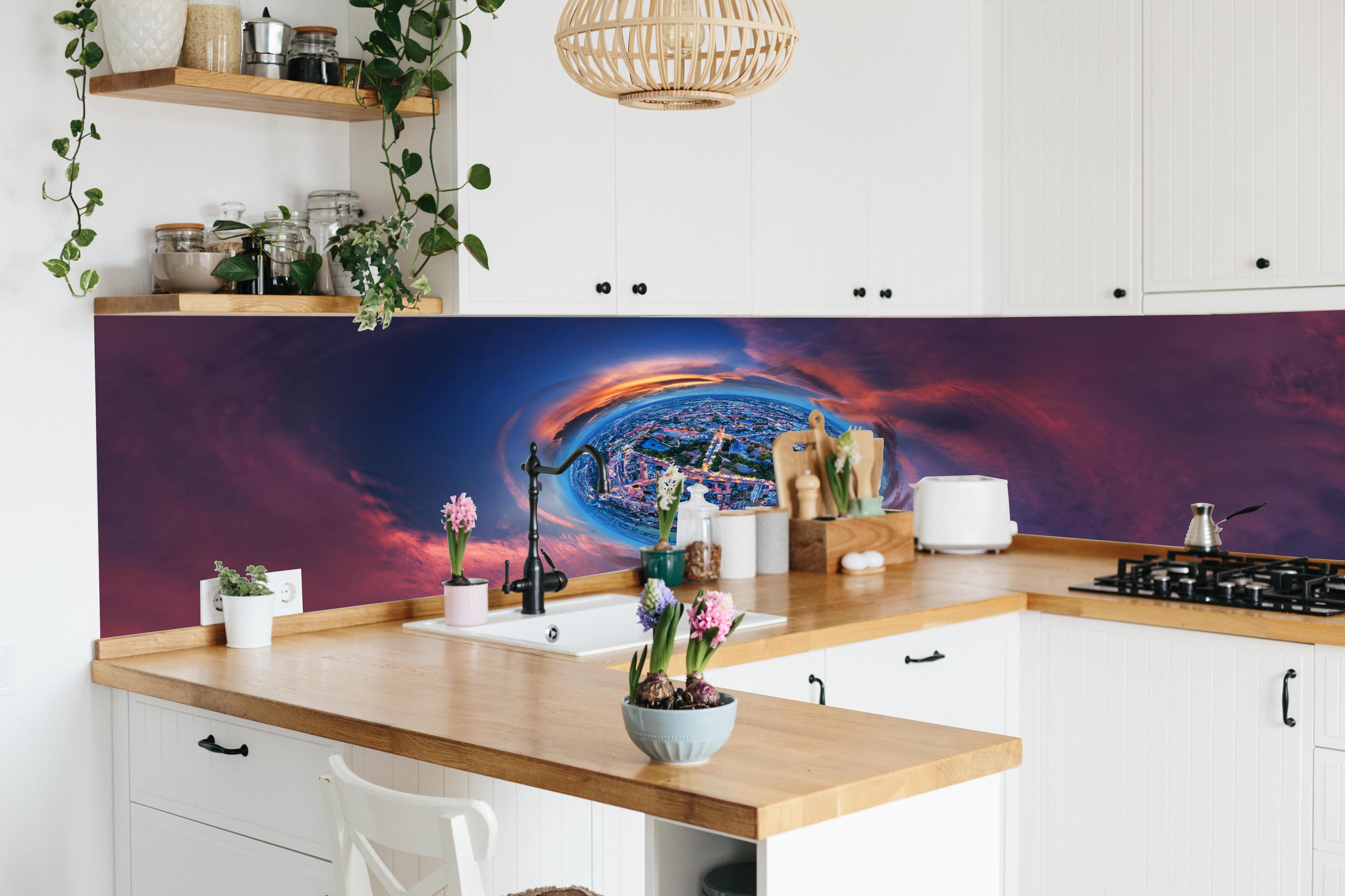 Küche - Kleine Stadt auf einem kleinen Planeten hinter weißen Hochglanz-Küchenregalen und schwarzem Wasserhahn