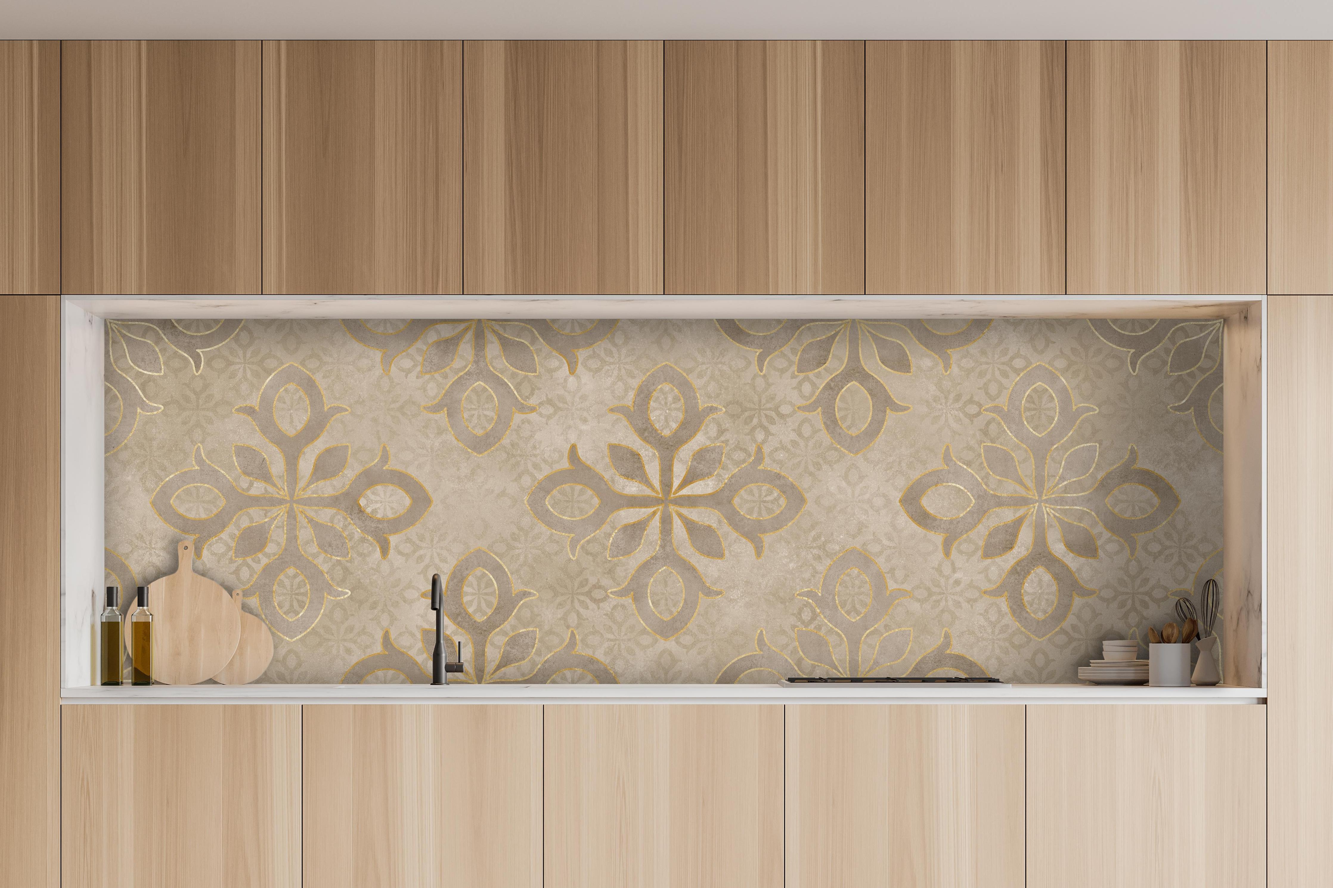 Küche - Königliches Ornament Muster hinter weißen Hochglanz-Küchenregalen und schwarzem Wasserhahn