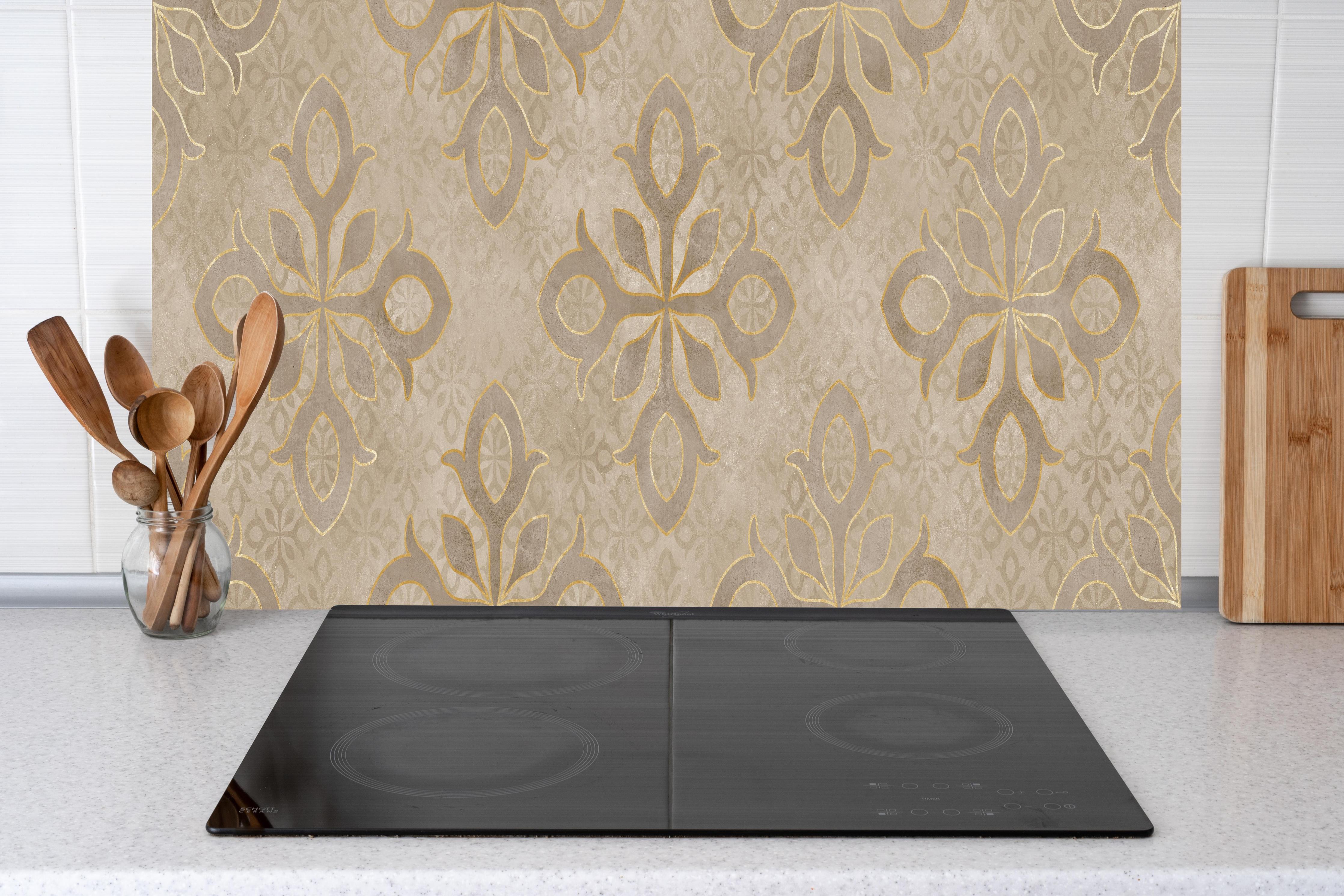 Küche - Königliches Ornament Muster hinter weißen Hochglanz-Küchenregalen und schwarzem Wasserhahn